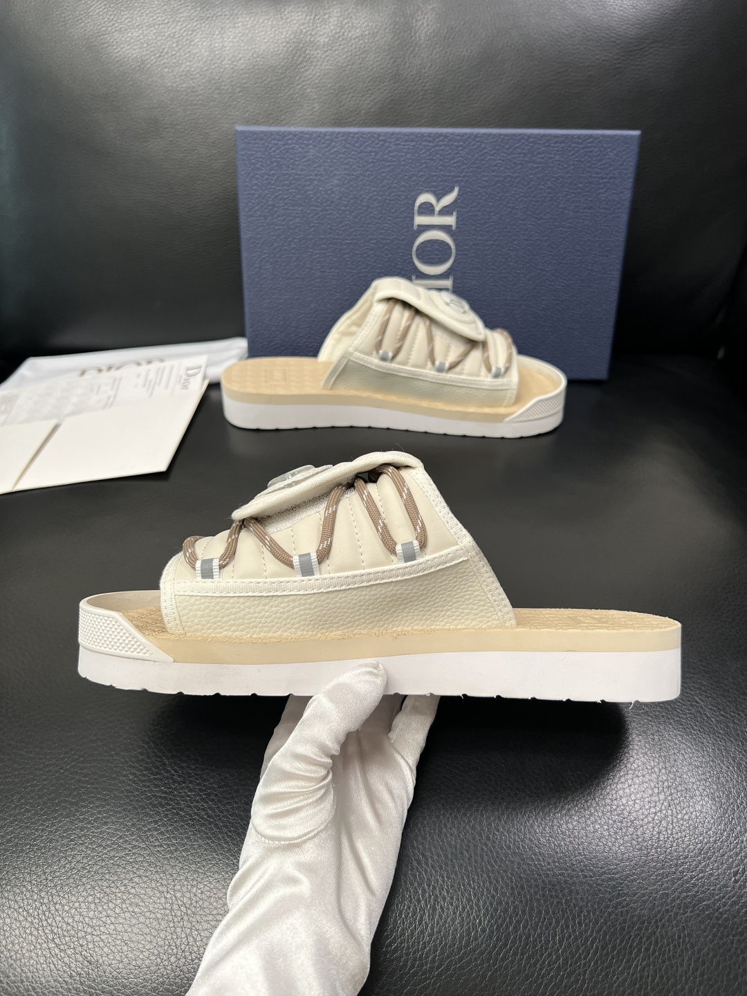 Dior 高品质 顶级工艺品 迪奥 春夏拖鞋专柜同步，鞋面意大利进口牛皮搭配标志布面料，高品质复杂拼接工