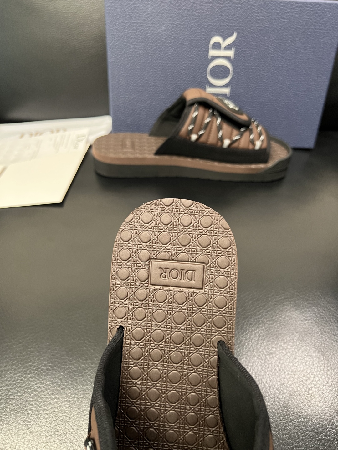 Dior 高品质 顶级工艺品 迪奥 春夏拖鞋专柜同步，鞋面意大利进口牛皮搭配标志布面料，高品质复杂拼接工