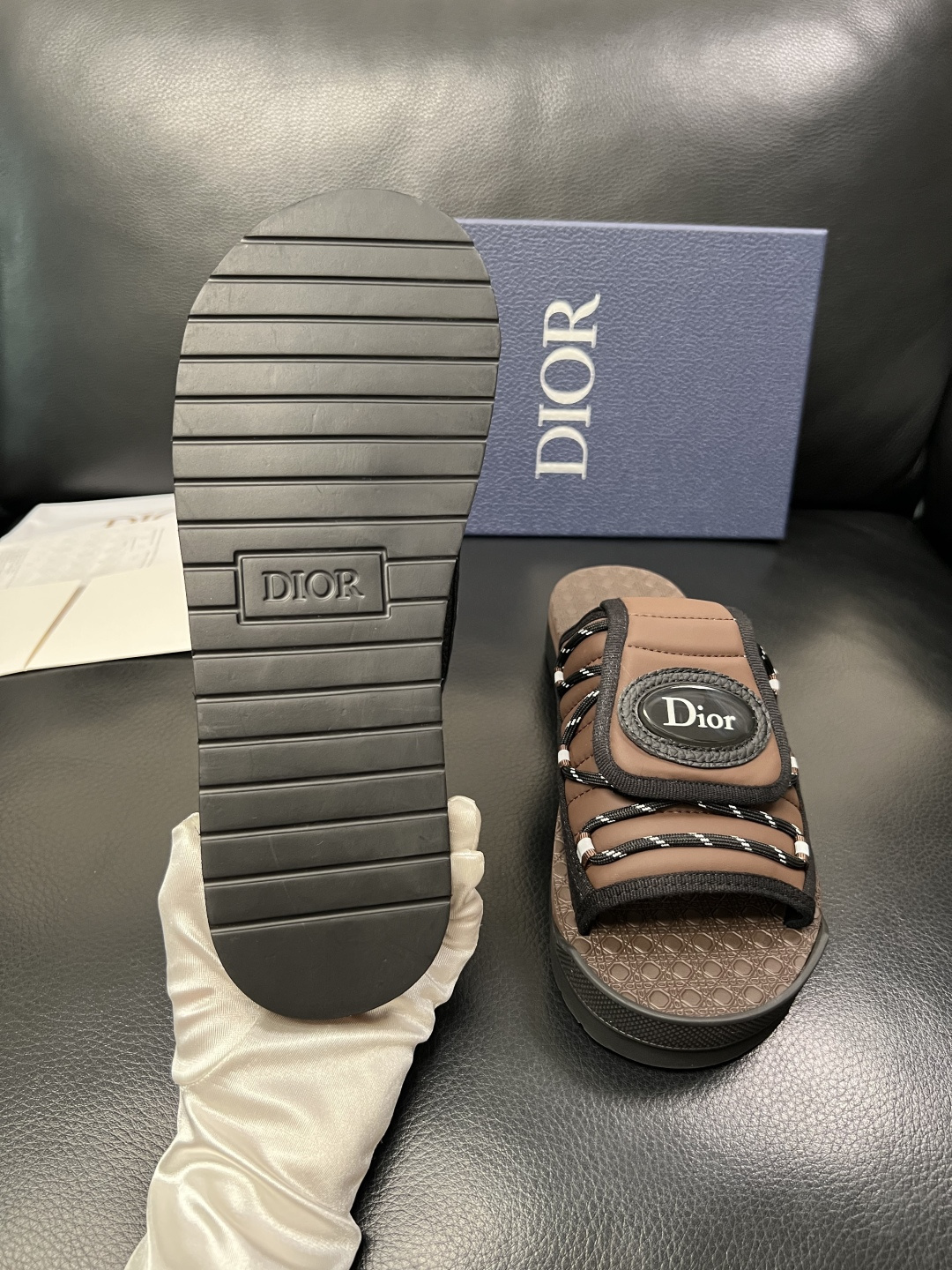 Dior 高品质 顶级工艺品 迪奥 春夏拖鞋专柜同步，鞋面意大利进口牛皮搭配标志布面料，高品质复杂拼接工