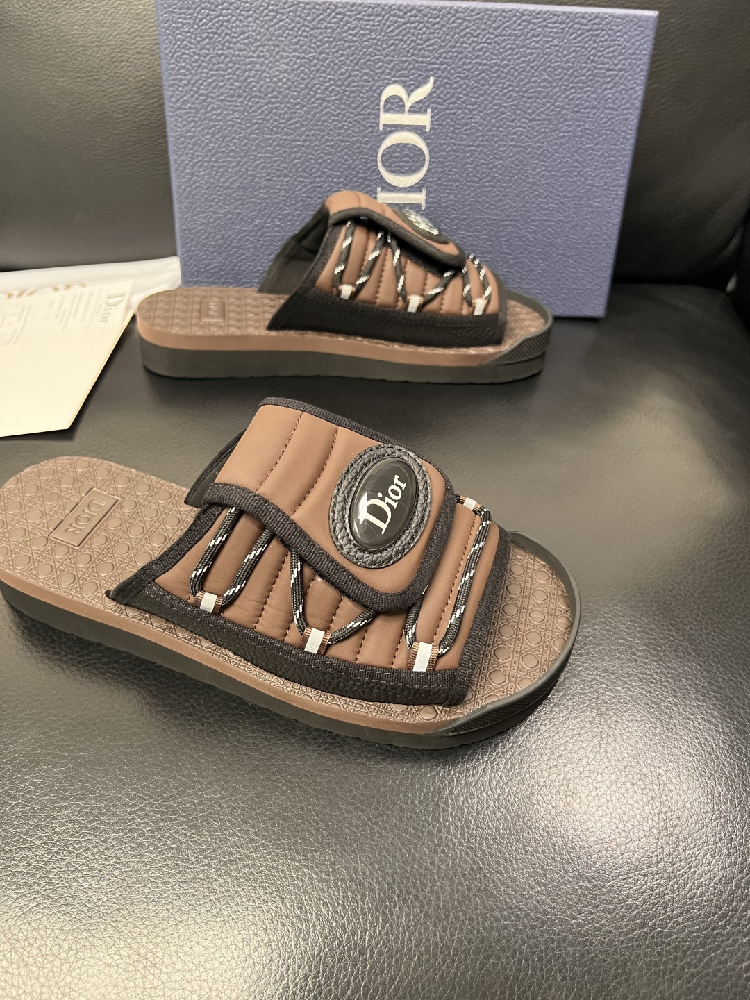 Dior 高品质 顶级工艺品 迪奥 春夏拖鞋专柜同步，鞋面意大利进口牛皮搭配标志布面料，高品质复杂拼接工