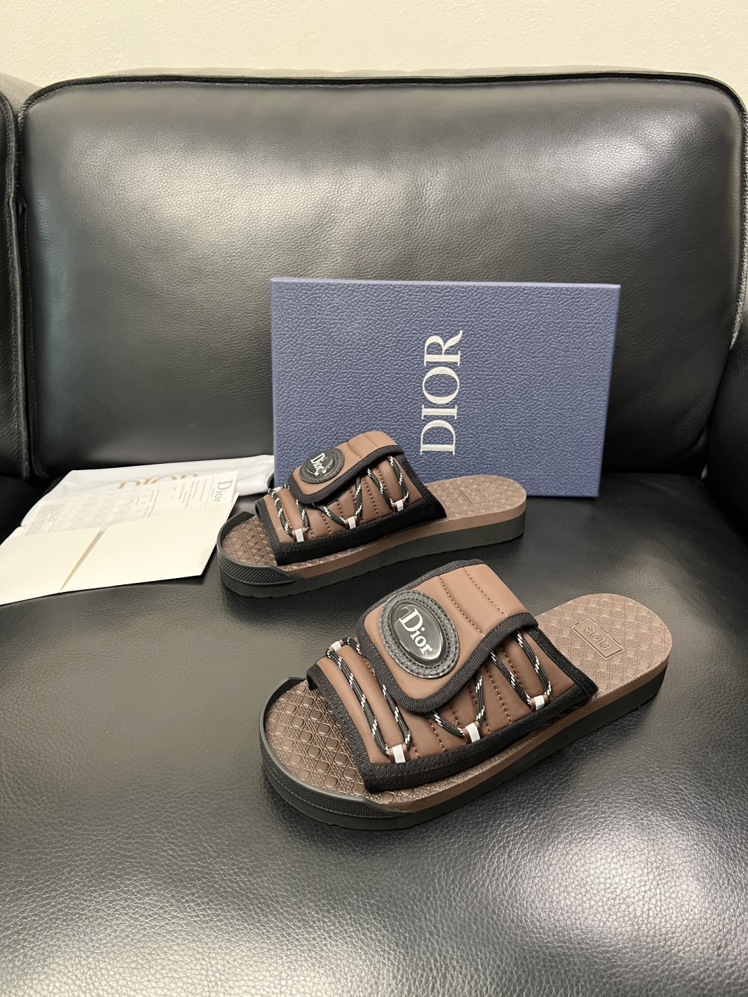Dior 高品质 顶级工艺品 迪奥 春夏拖鞋专柜同步，鞋面意大利进口牛皮搭配标志布面料，高品质复杂拼接工