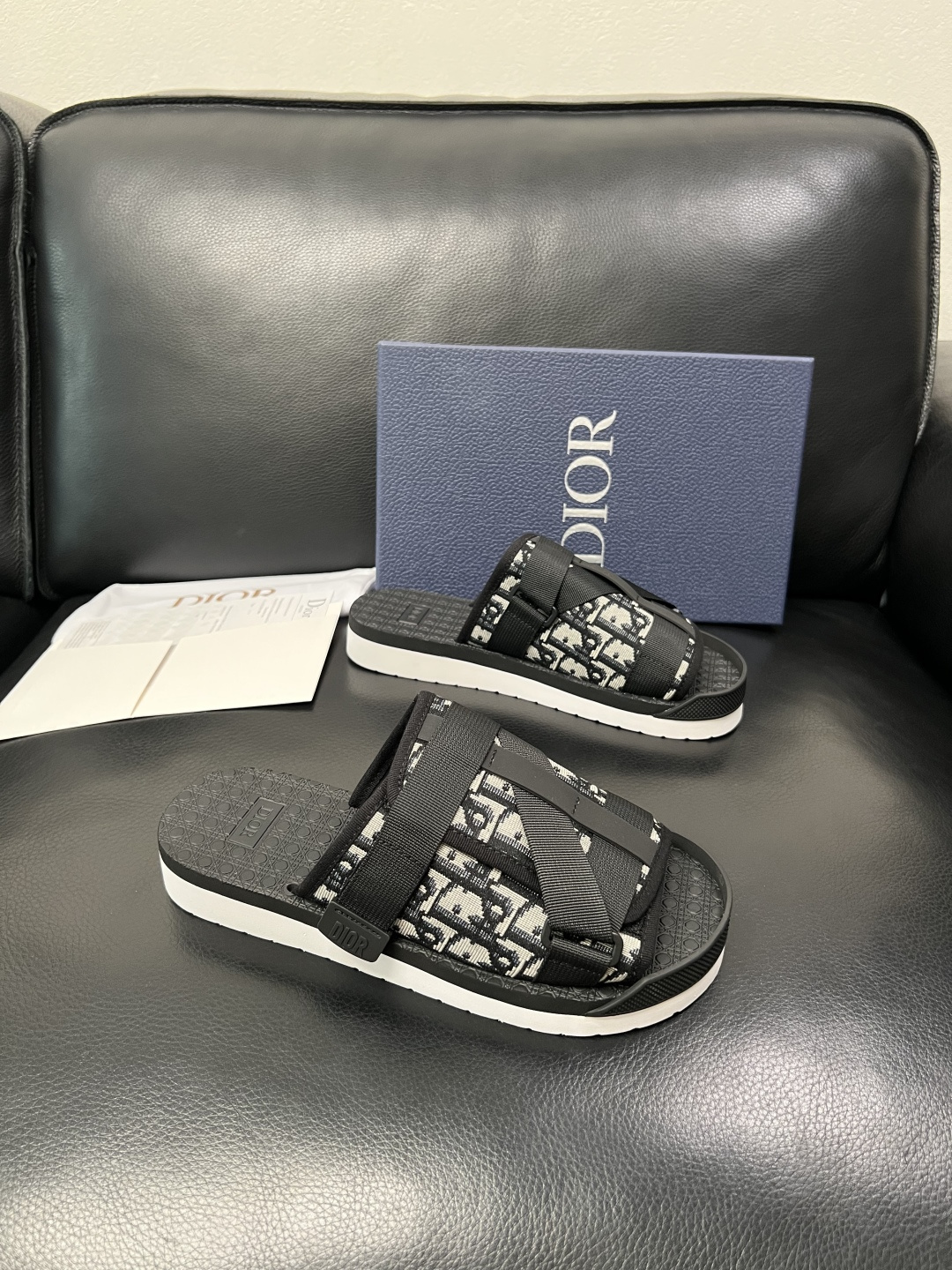Dior 高品质 顶级工艺品 迪奥 春夏拖鞋专柜同步，鞋面意大利进口牛皮搭配标志布面料，高品质复杂拼接工