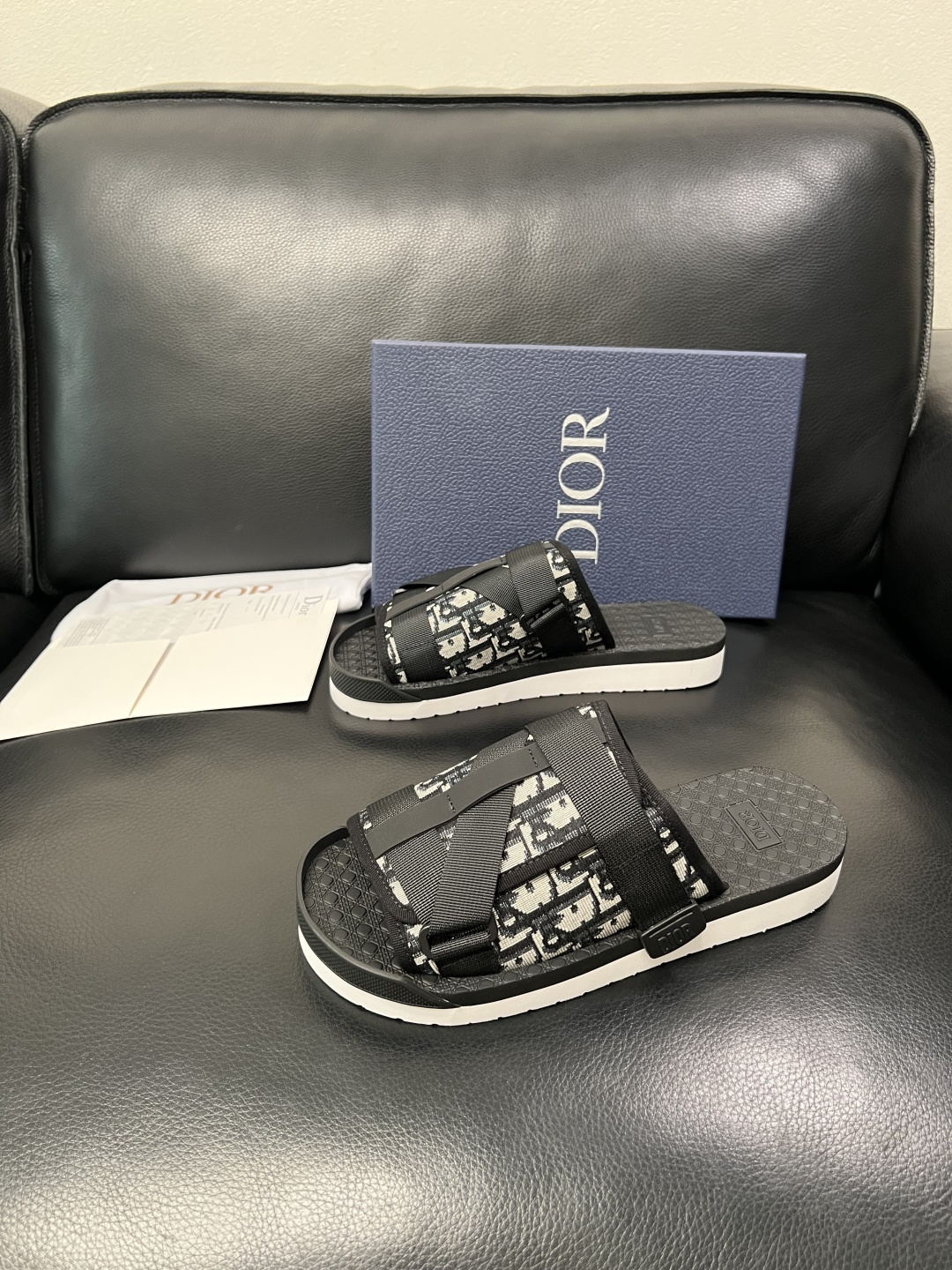 Dior 高品质 顶级工艺品 迪奥 春夏拖鞋专柜同步，鞋面意大利进口牛皮搭配标志布面料，高品质复杂拼接工