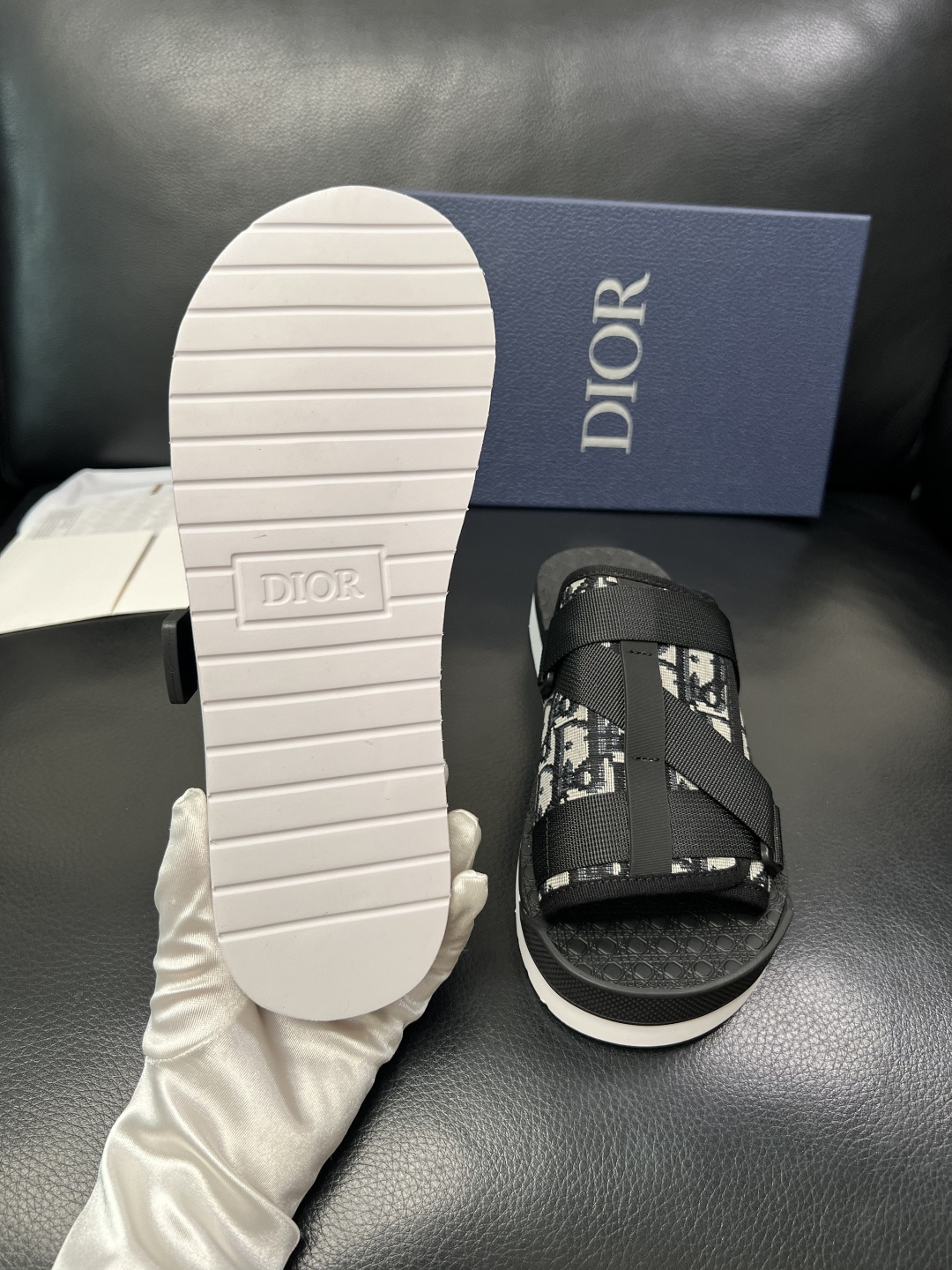 Dior 高品质 顶级工艺品 迪奥 春夏拖鞋专柜同步，鞋面意大利进口牛皮搭配标志布面料，高品质复杂拼接工