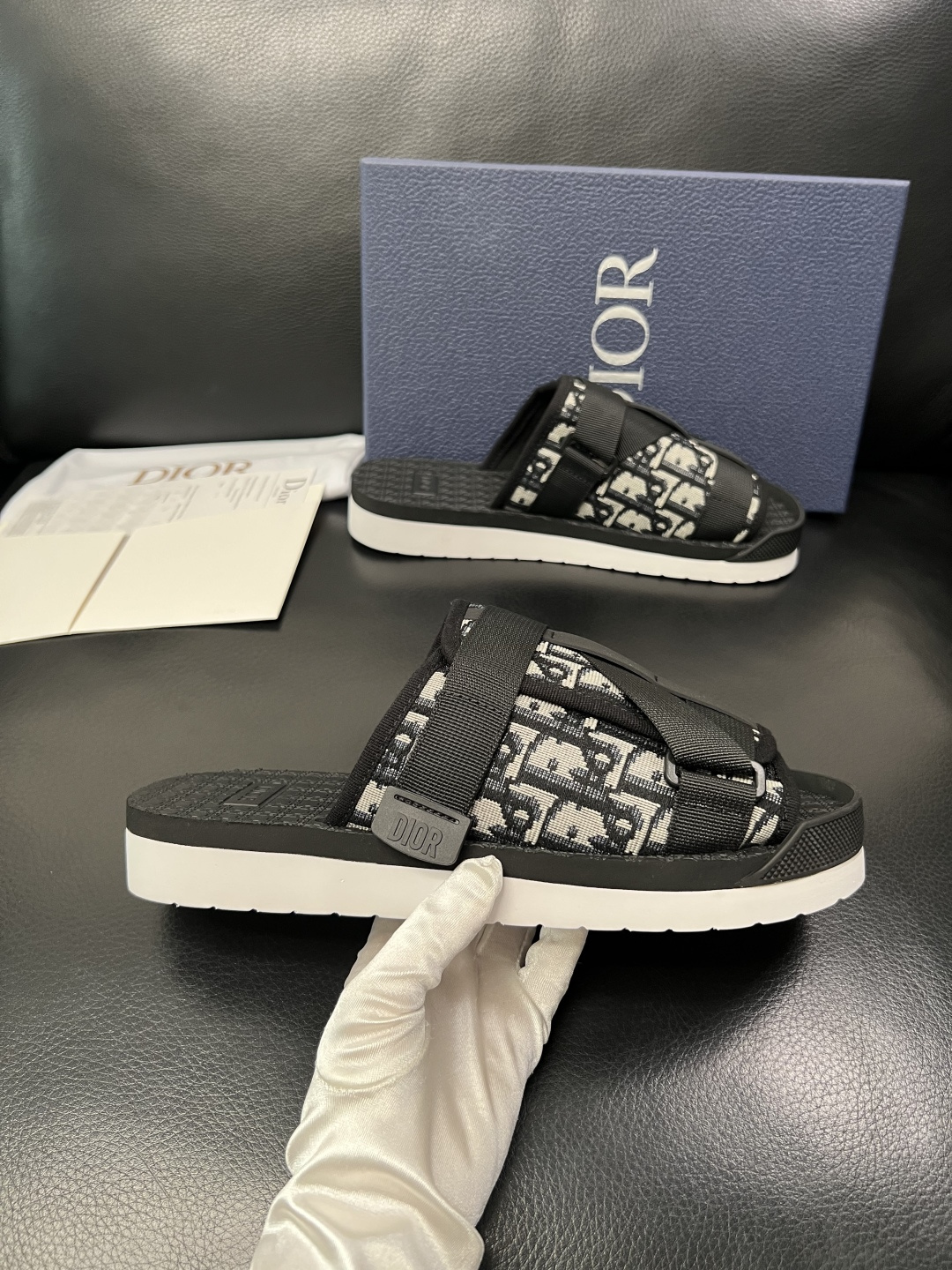 Dior 高品质 顶级工艺品 迪奥 春夏拖鞋专柜同步，鞋面意大利进口牛皮搭配标志布面料，高品质复杂拼接工