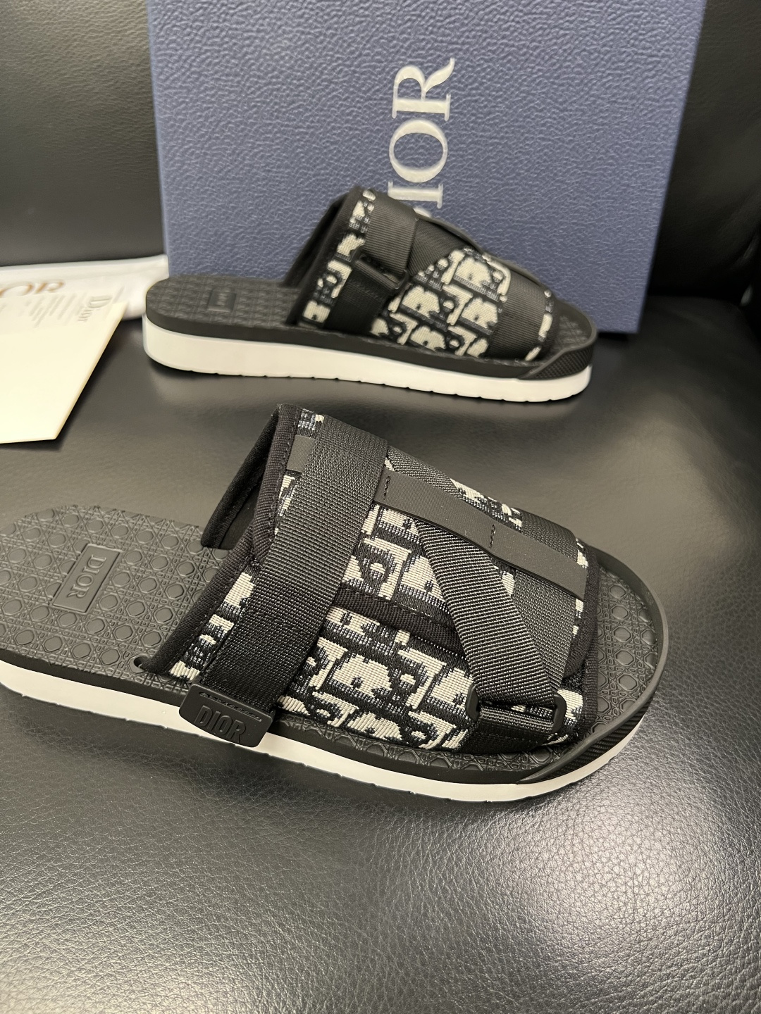 Dior 高品质 顶级工艺品 迪奥 春夏拖鞋专柜同步，鞋面意大利进口牛皮搭配标志布面料，高品质复杂拼接工