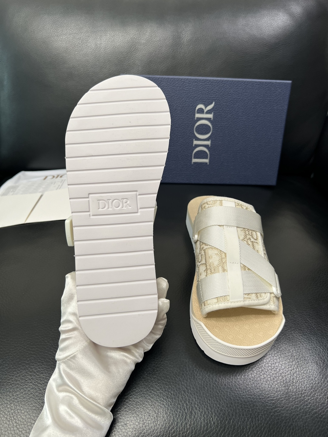 Dior 高品质 顶级工艺品 迪奥 春夏拖鞋专柜同步，鞋面意大利进口牛皮搭配标志布面料，高品质复杂拼接工