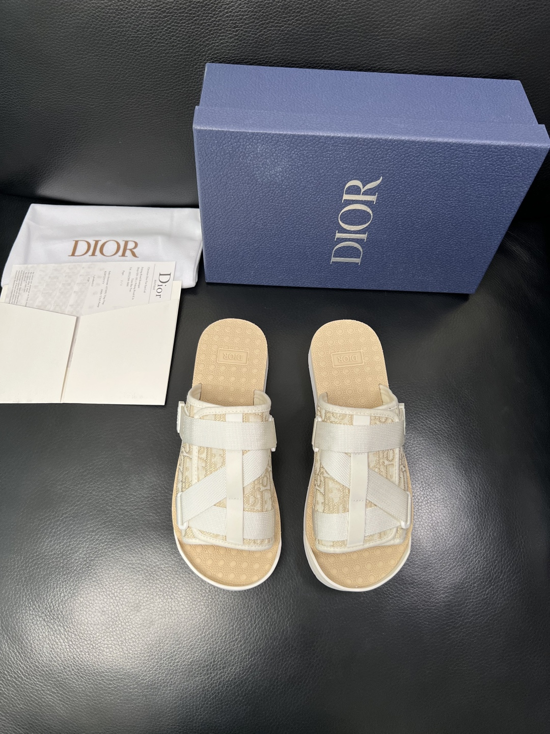 Dior 高品质 顶级工艺品 迪奥 春夏拖鞋专柜同步，鞋面意大利进口牛皮搭配标志布面料，高品质复杂拼接工