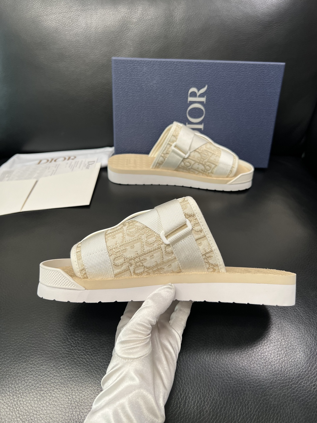 Dior 高品质 顶级工艺品 迪奥 春夏拖鞋专柜同步，鞋面意大利进口牛皮搭配标志布面料，高品质复杂拼接工