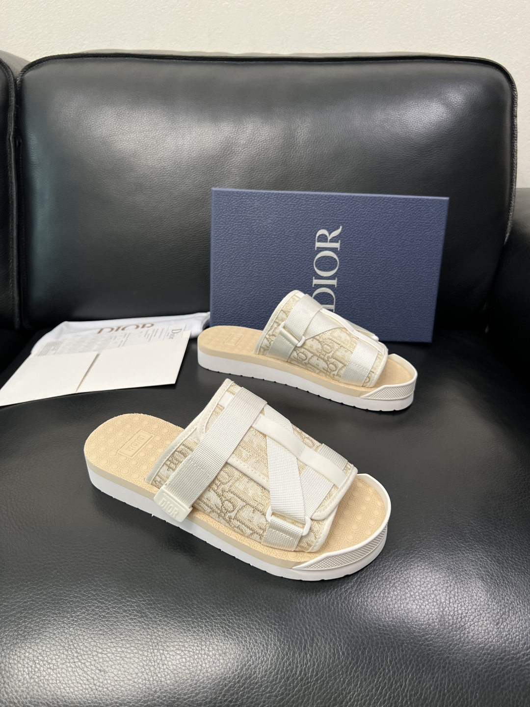 Dior 高品质 顶级工艺品 迪奥 春夏拖鞋专柜同步，鞋面意大利进口牛皮搭配标志布面料，高品质复杂拼接工
