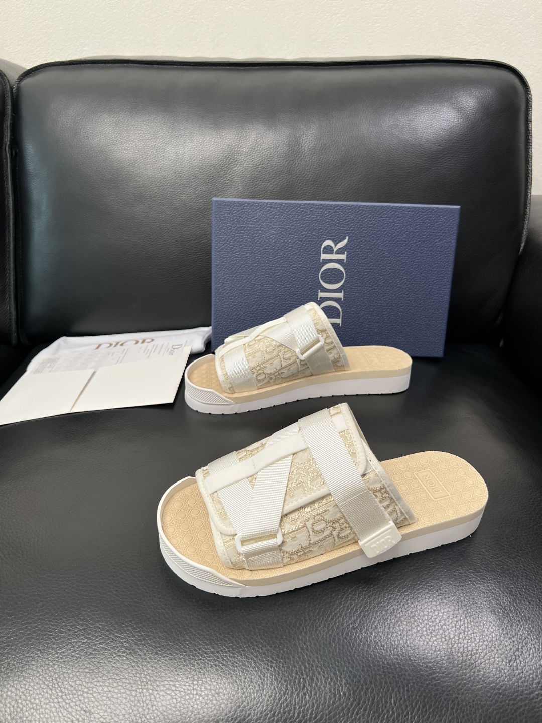 Dior 高品质 顶级工艺品 迪奥 春夏拖鞋专柜同步，鞋面意大利进口牛皮搭配标志布面料，高品质复杂拼接工