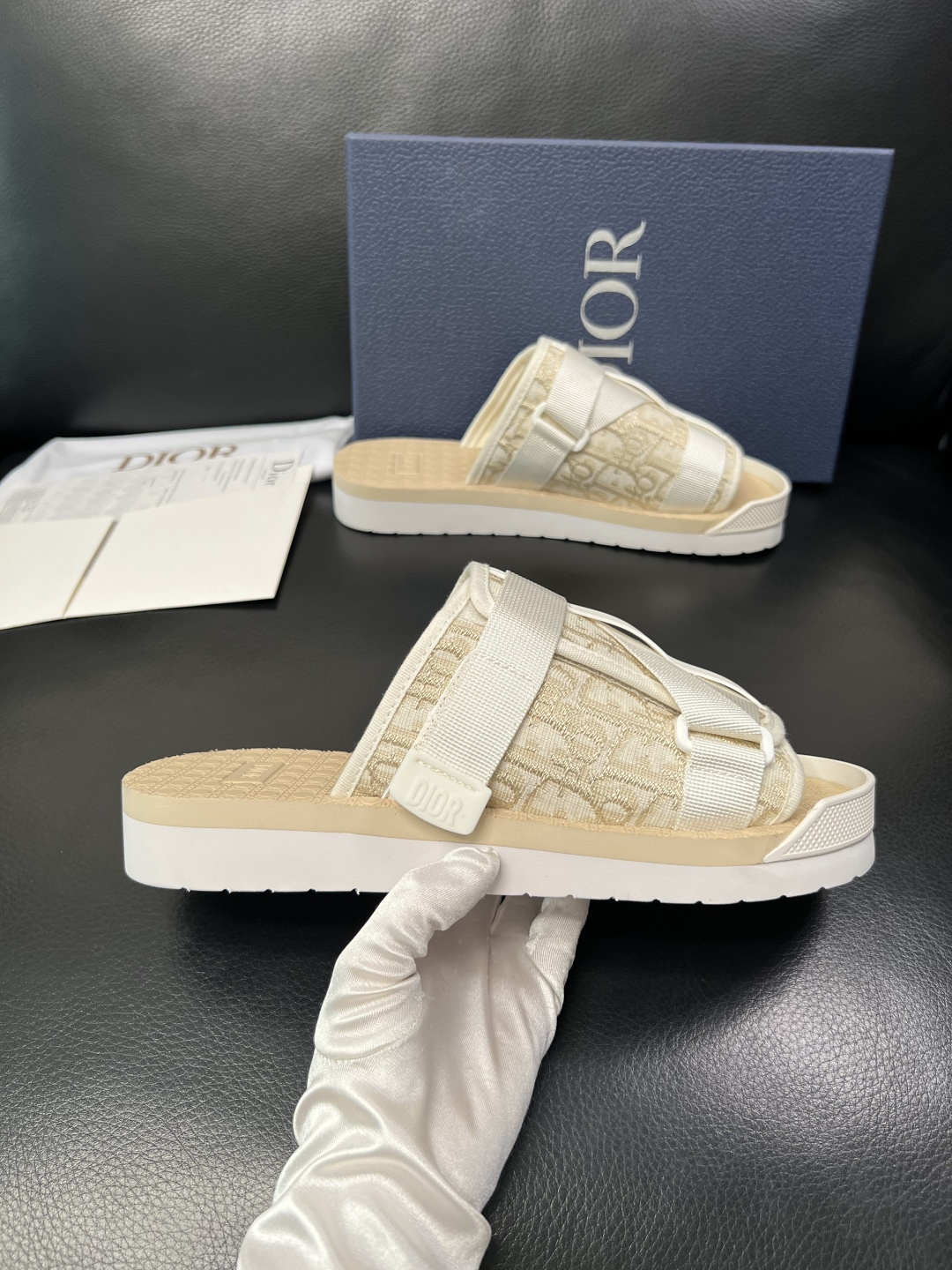 Dior 高品质 顶级工艺品 迪奥 春夏拖鞋专柜同步，鞋面意大利进口牛皮搭配标志布面料，高品质复杂拼接工