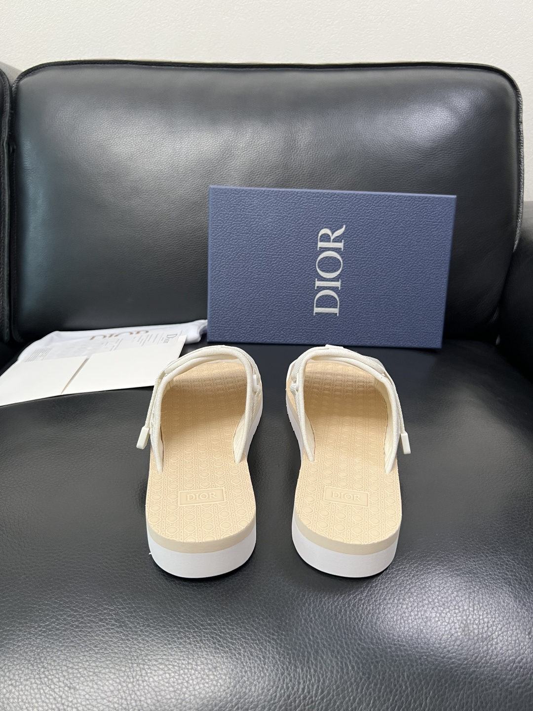 Dior 高品质 顶级工艺品 迪奥 春夏拖鞋专柜同步，鞋面意大利进口牛皮搭配标志布面料，高品质复杂拼接工