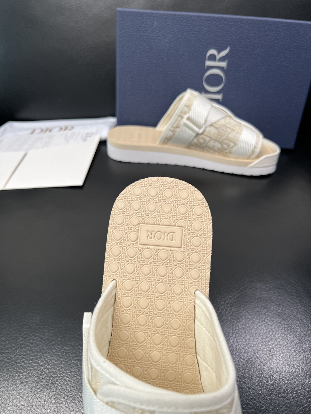 Dior 高品质 顶级工艺品 迪奥 春夏拖鞋专柜同步，鞋面意大利进口牛皮搭配标志布面料，高品质复杂拼接工