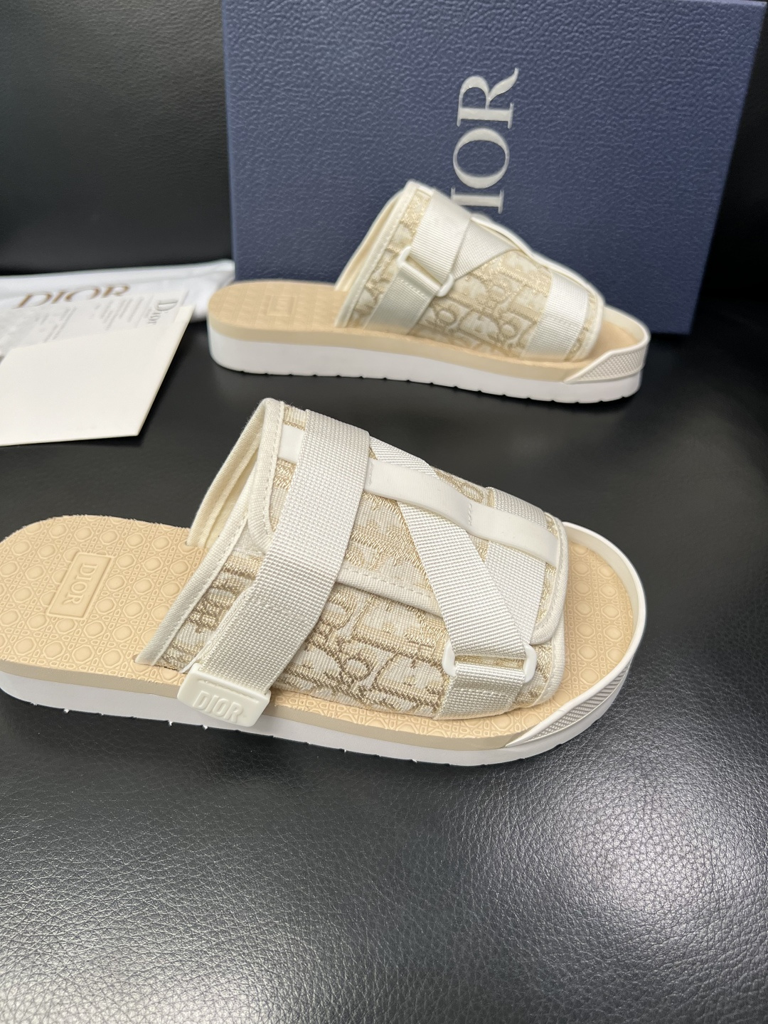 Dior 高品质 顶级工艺品 迪奥 春夏拖鞋专柜同步，鞋面意大利进口牛皮搭配标志布面料，高品质复杂拼接工