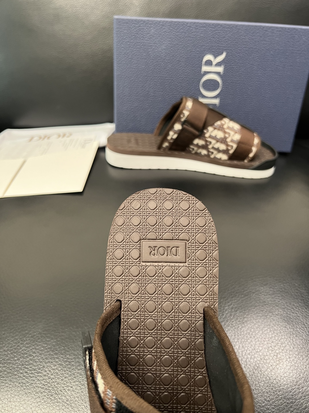 Dior 高品质 顶级工艺品 迪奥 春夏拖鞋专柜同步，鞋面意大利进口牛皮搭配标志布面料，高品质复杂拼接工