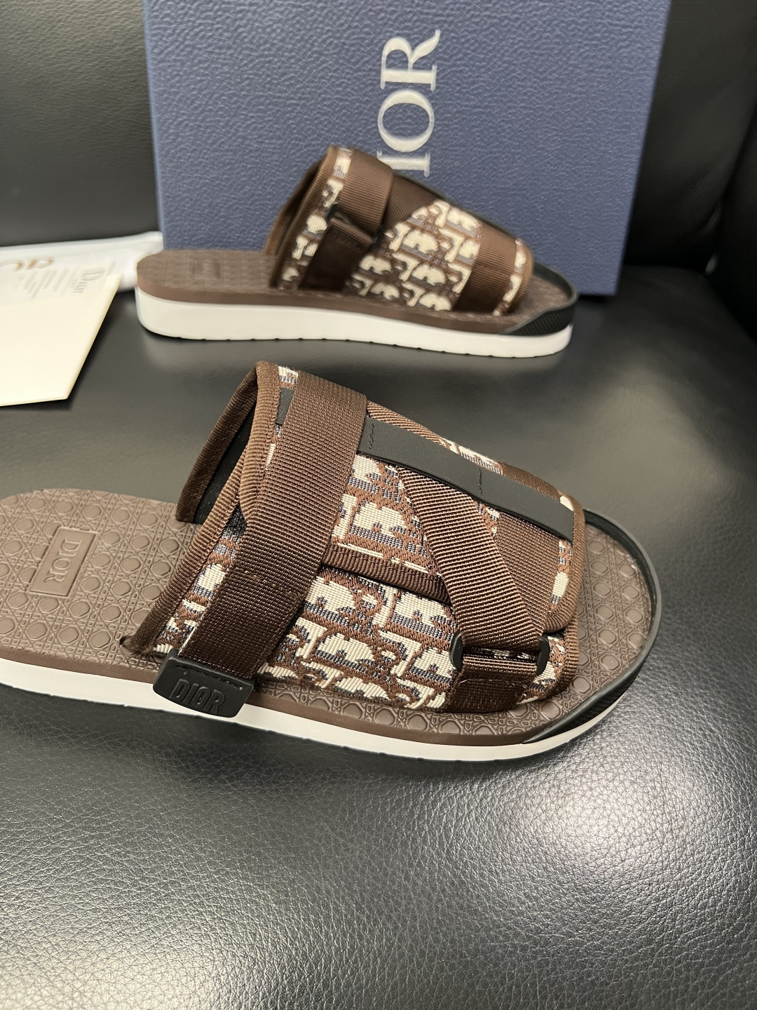Dior 高品质 顶级工艺品 迪奥 春夏拖鞋专柜同步，鞋面意大利进口牛皮搭配标志布面料，高品质复杂拼接工
