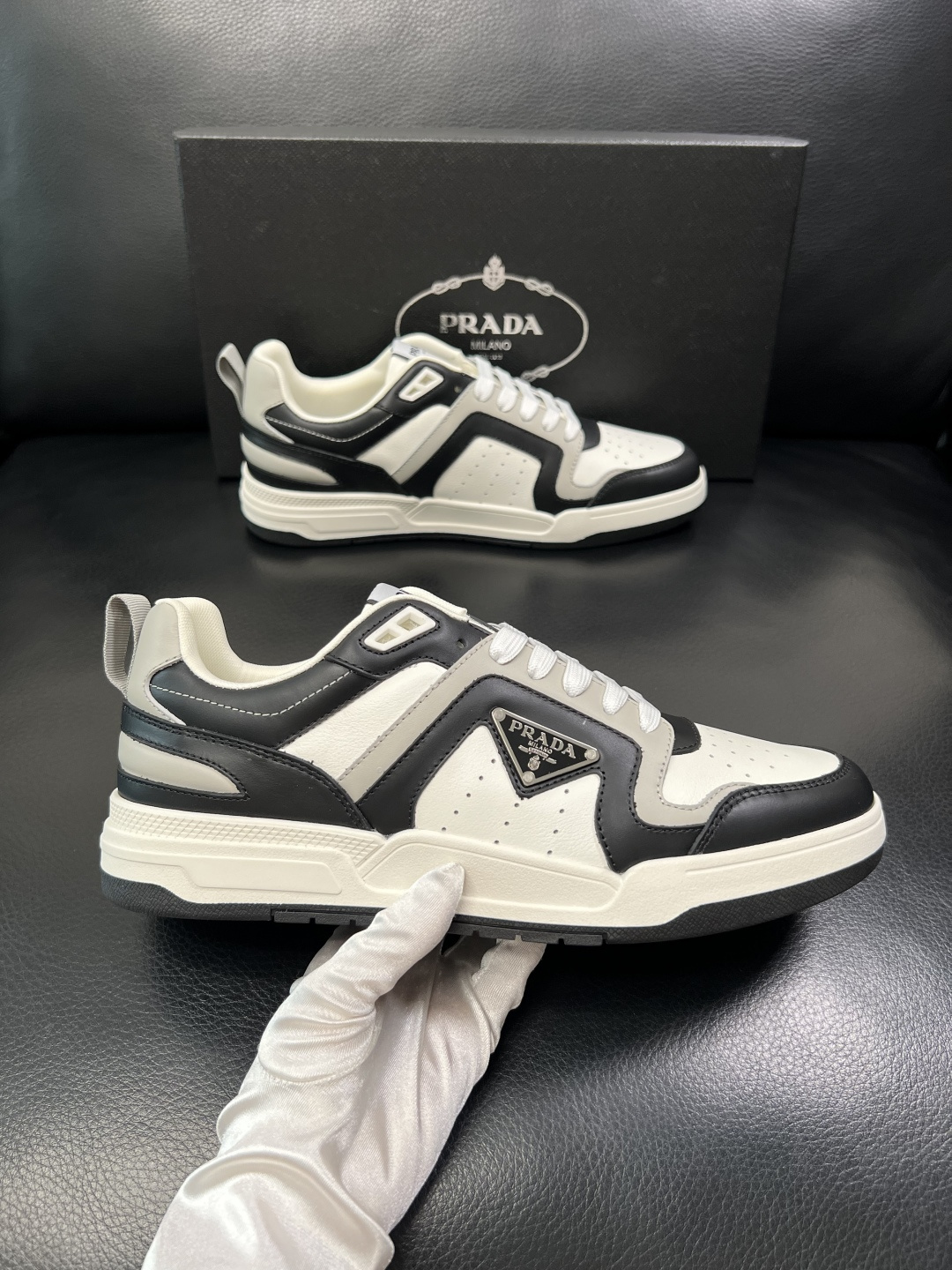 PRADA  高品质  顶级工艺品 普拉达 专柜同步 原厂配置，意大利进口原版牛皮，透气舒适进口水染牛里