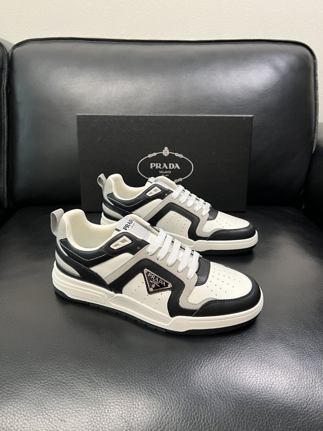 PRADA  高品质  顶级工艺品 普拉达 专柜同步 原厂配置，意大利进口原版牛皮，透气舒适进口水染牛里