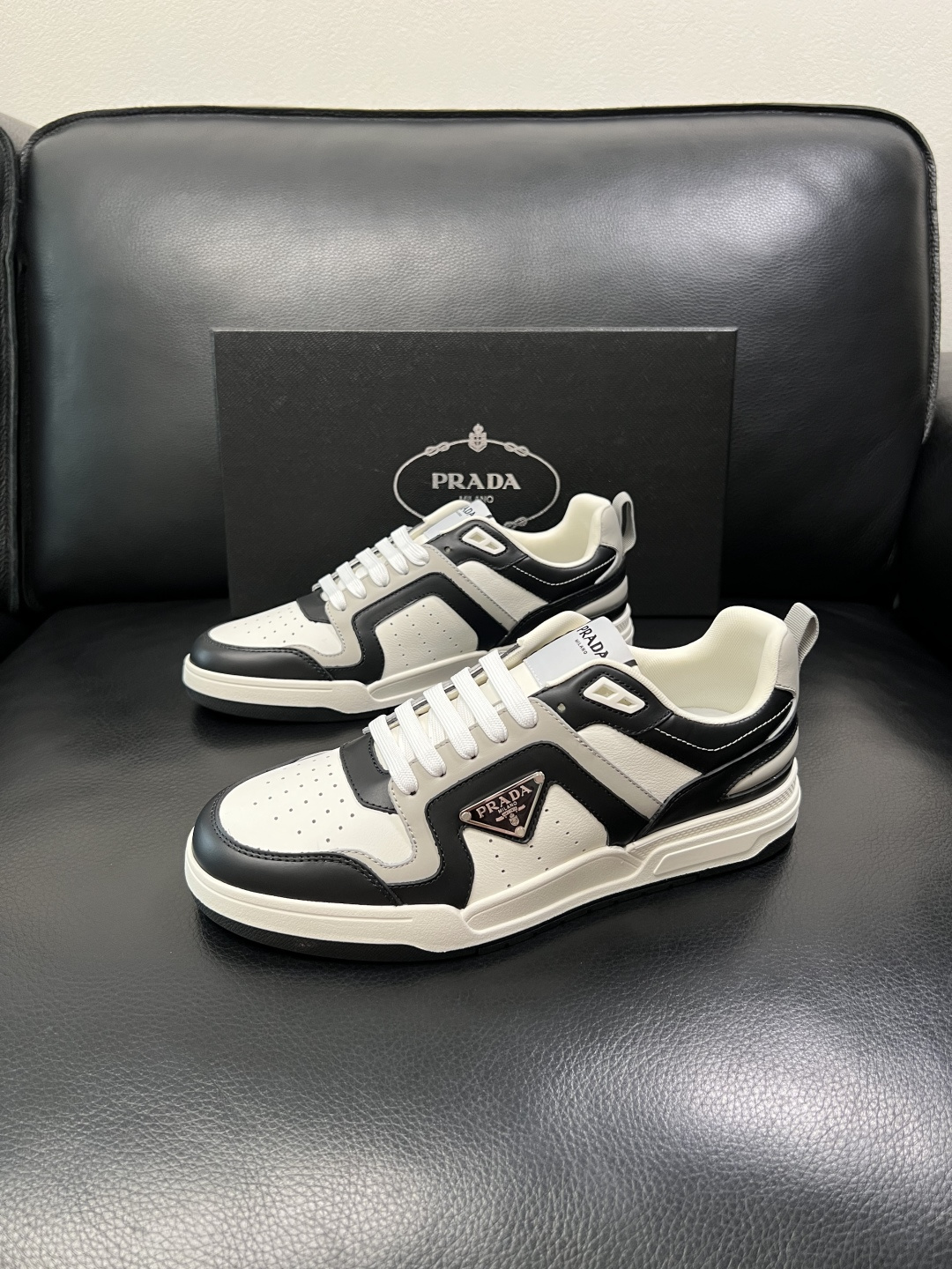 PRADA  高品质  顶级工艺品 普拉达 专柜同步 原厂配置，意大利进口原版牛皮，透气舒适进口水染牛里