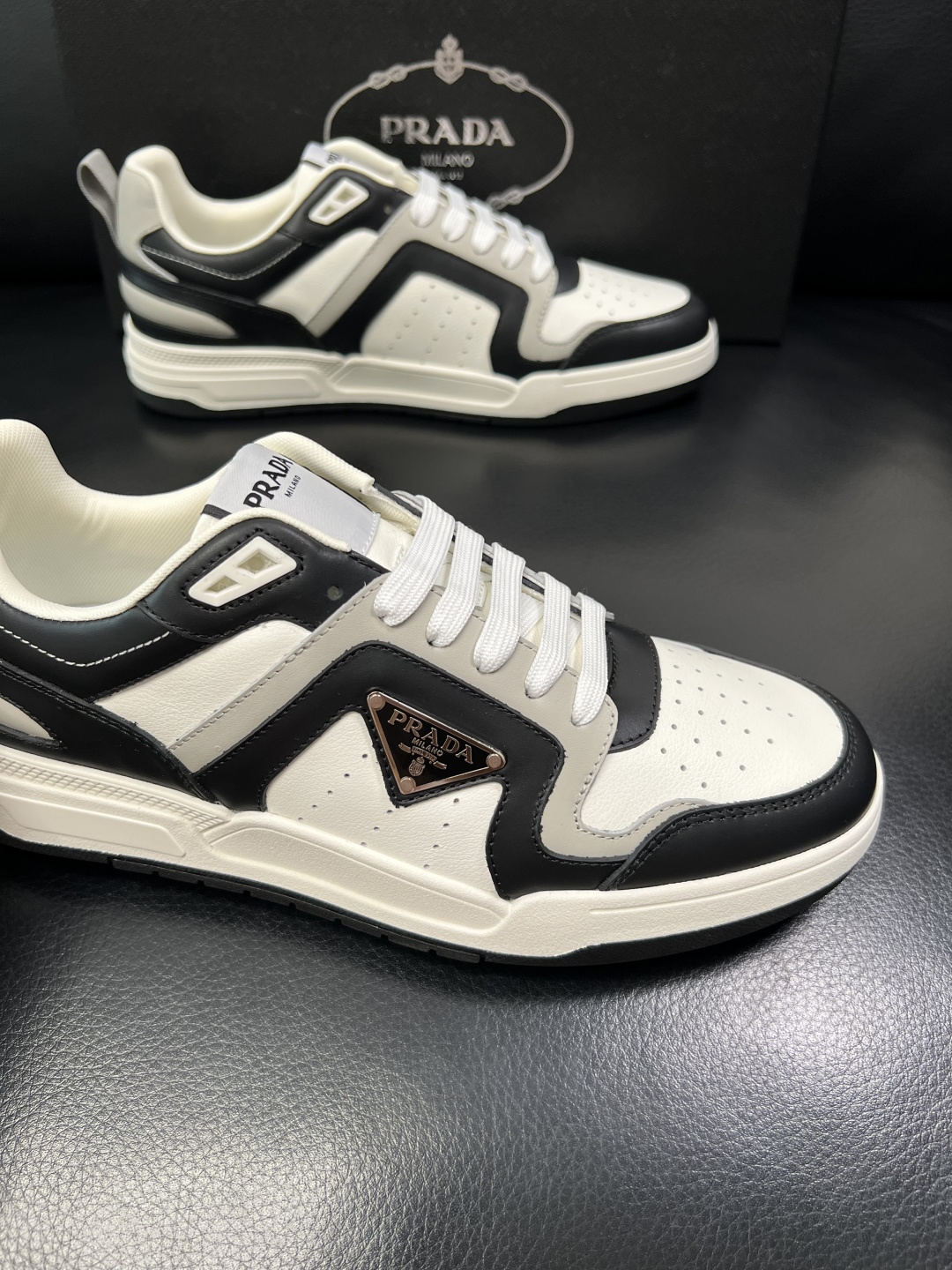PRADA  高品质  顶级工艺品 普拉达 专柜同步 原厂配置，意大利进口原版牛皮，透气舒适进口水染牛里