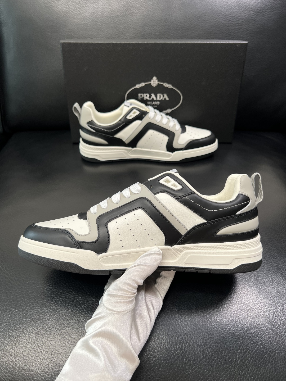 PRADA  高品质  顶级工艺品 普拉达 专柜同步 原厂配置，意大利进口原版牛皮，透气舒适进口水染牛里
