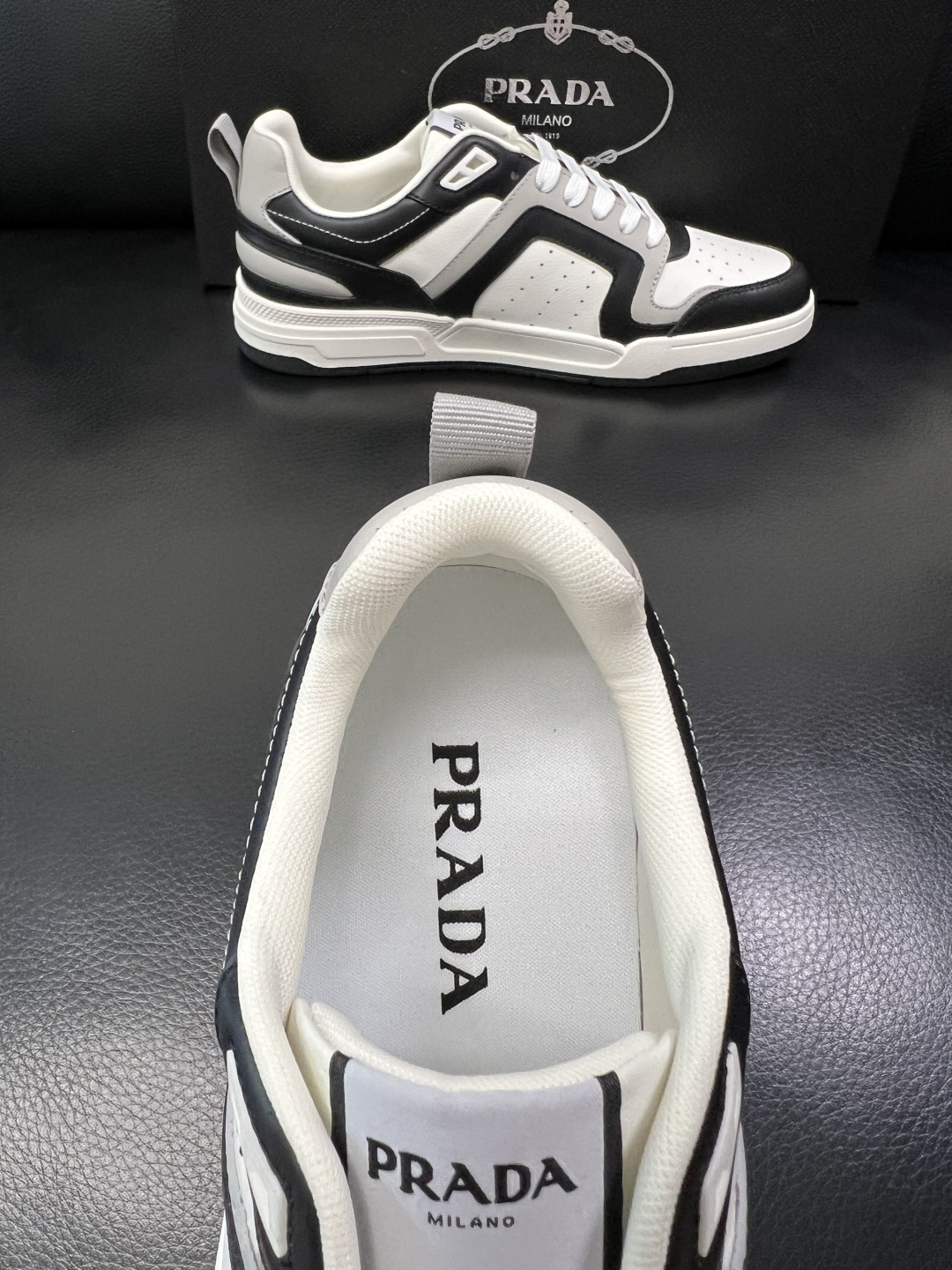 PRADA  高品质  顶级工艺品 普拉达 专柜同步 原厂配置，意大利进口原版牛皮，透气舒适进口水染牛里
