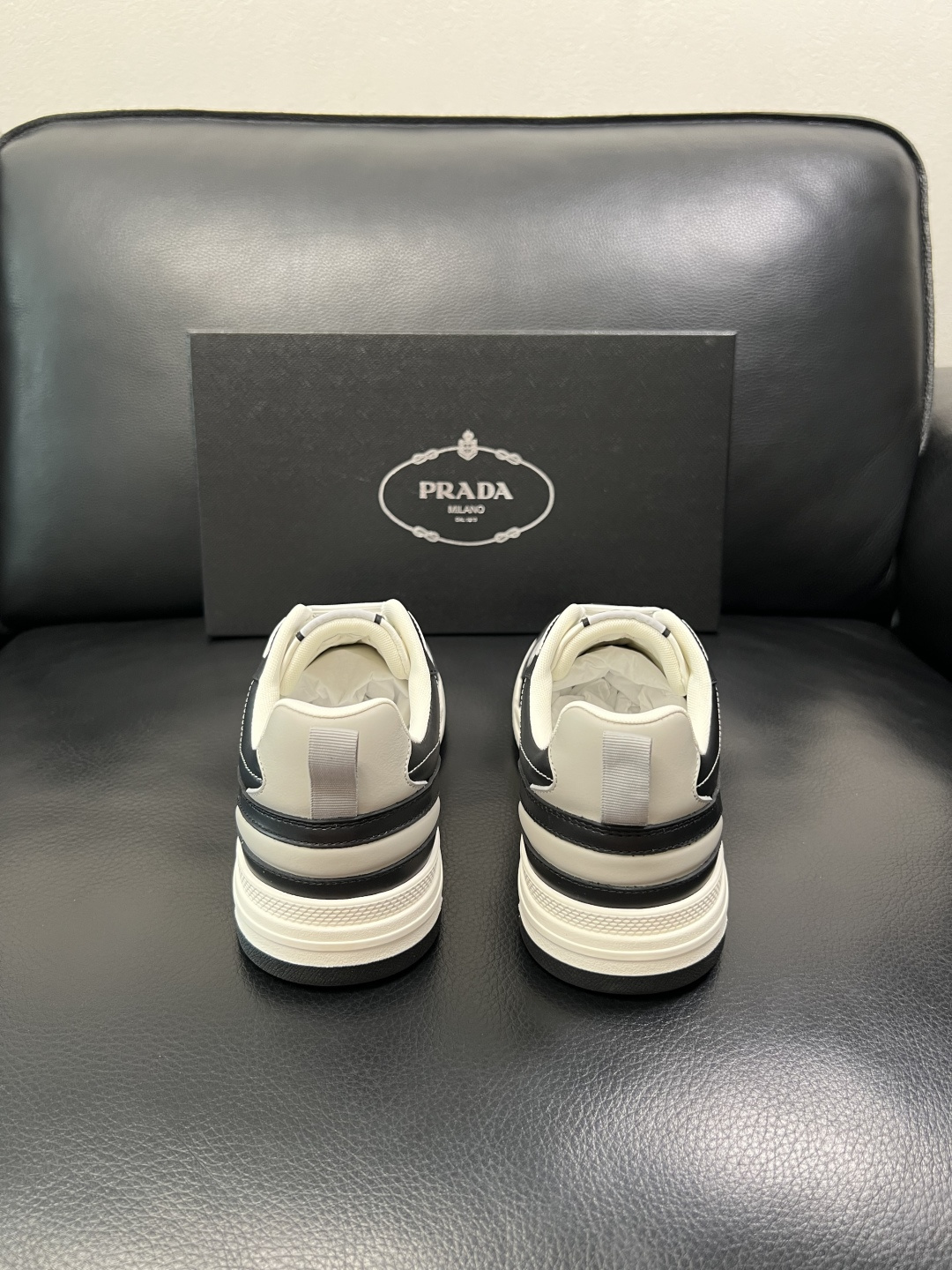 PRADA  高品质  顶级工艺品 普拉达 专柜同步 原厂配置，意大利进口原版牛皮，透气舒适进口水染牛里