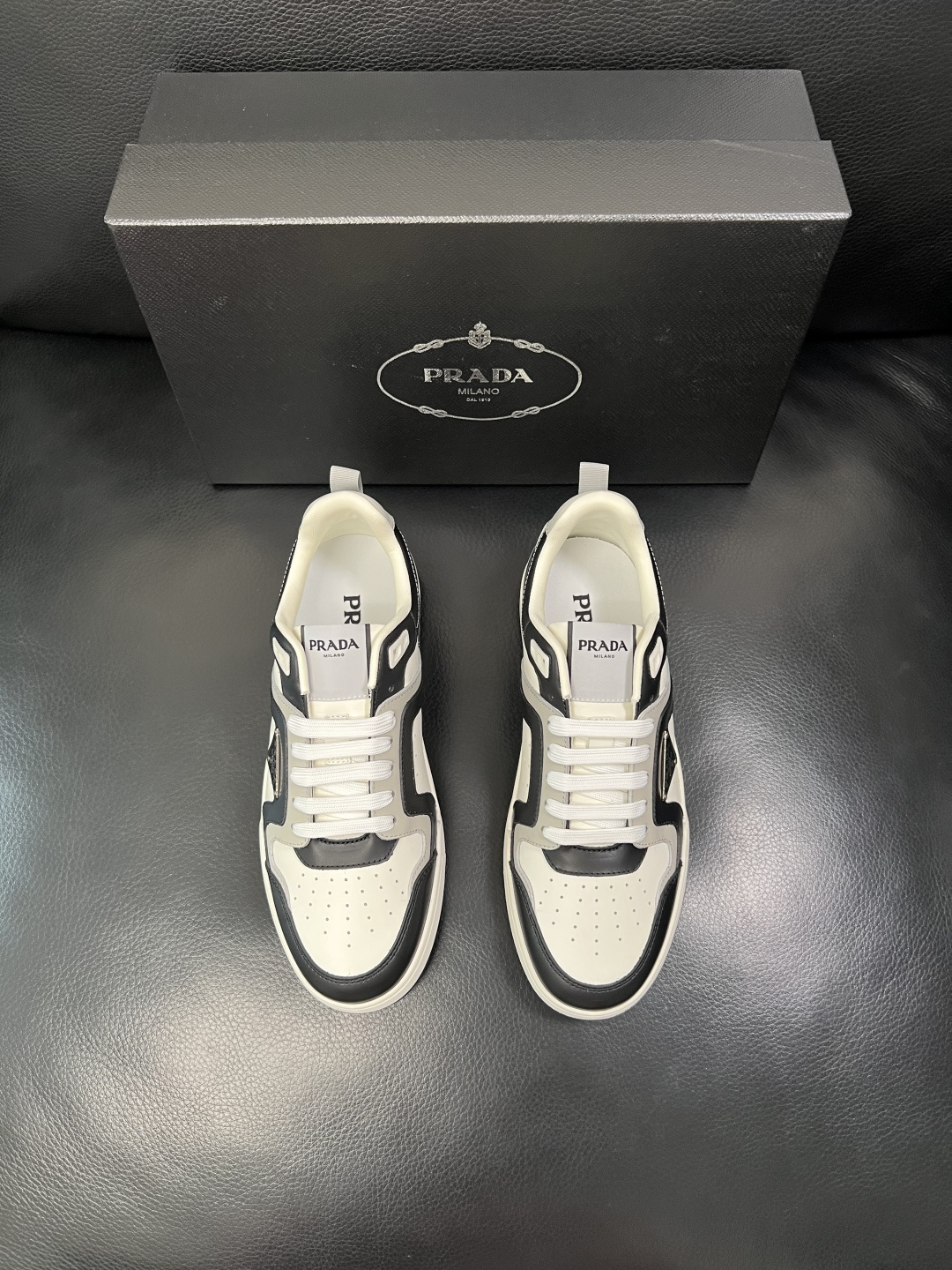 PRADA  高品质  顶级工艺品 普拉达 专柜同步 原厂配置，意大利进口原版牛皮，透气舒适进口水染牛里