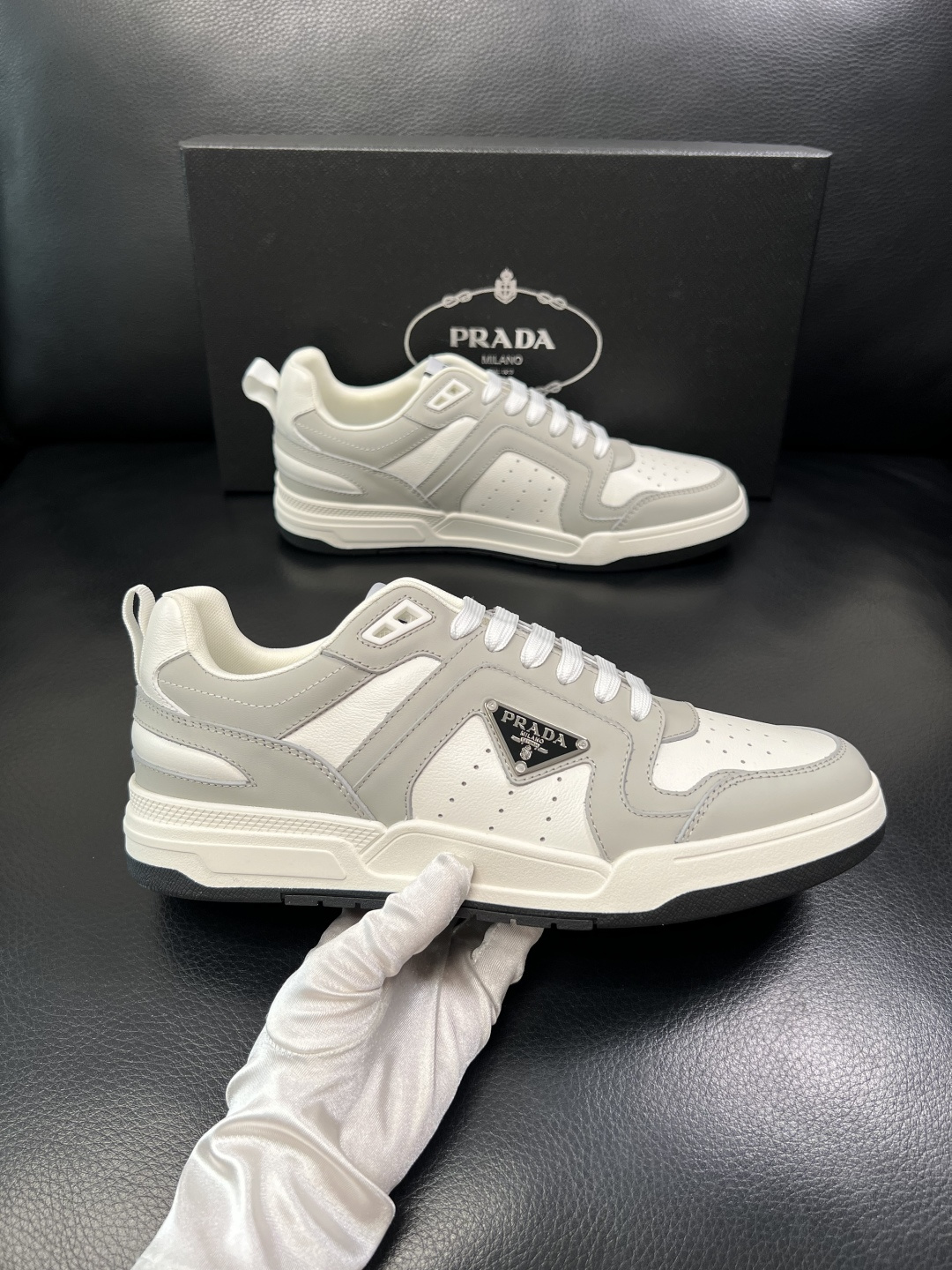 PRADA  高品质  顶级工艺品 普拉达 专柜同步 原厂配置，意大利进口原版牛皮，透气舒适进口水染牛里