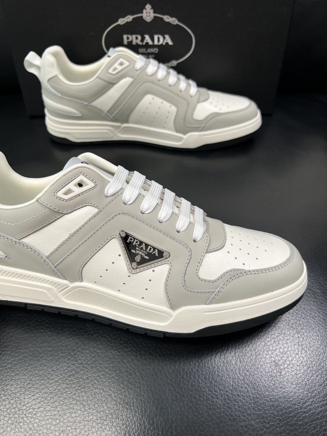 PRADA  高品质  顶级工艺品 普拉达 专柜同步 原厂配置，意大利进口原版牛皮，透气舒适进口水染牛里