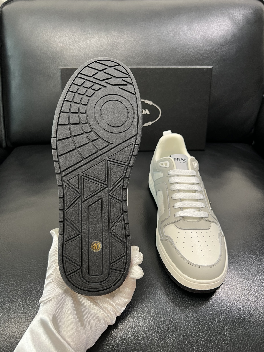 PRADA  高品质  顶级工艺品 普拉达 专柜同步 原厂配置，意大利进口原版牛皮，透气舒适进口水染牛里