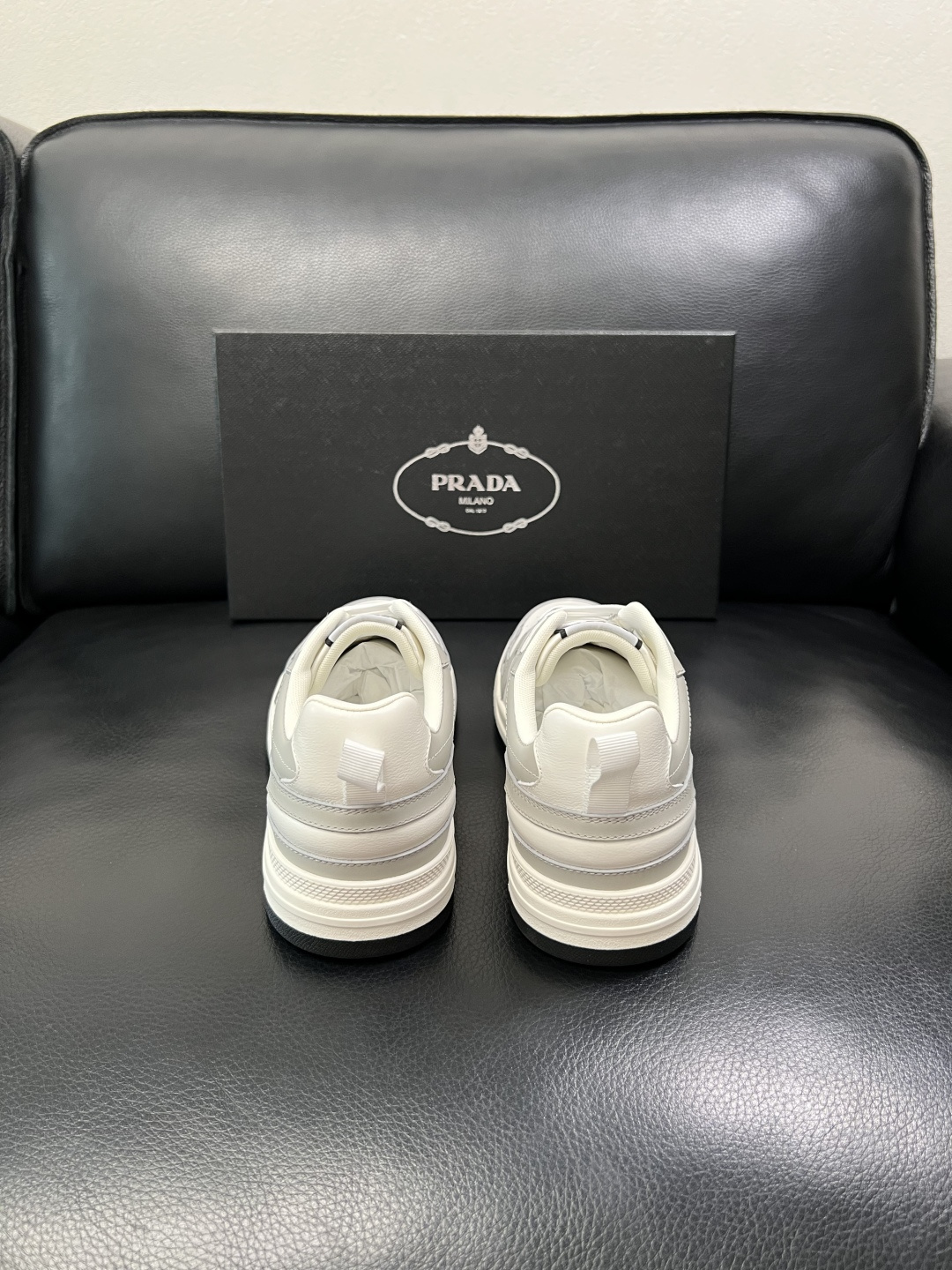 PRADA  高品质  顶级工艺品 普拉达 专柜同步 原厂配置，意大利进口原版牛皮，透气舒适进口水染牛里