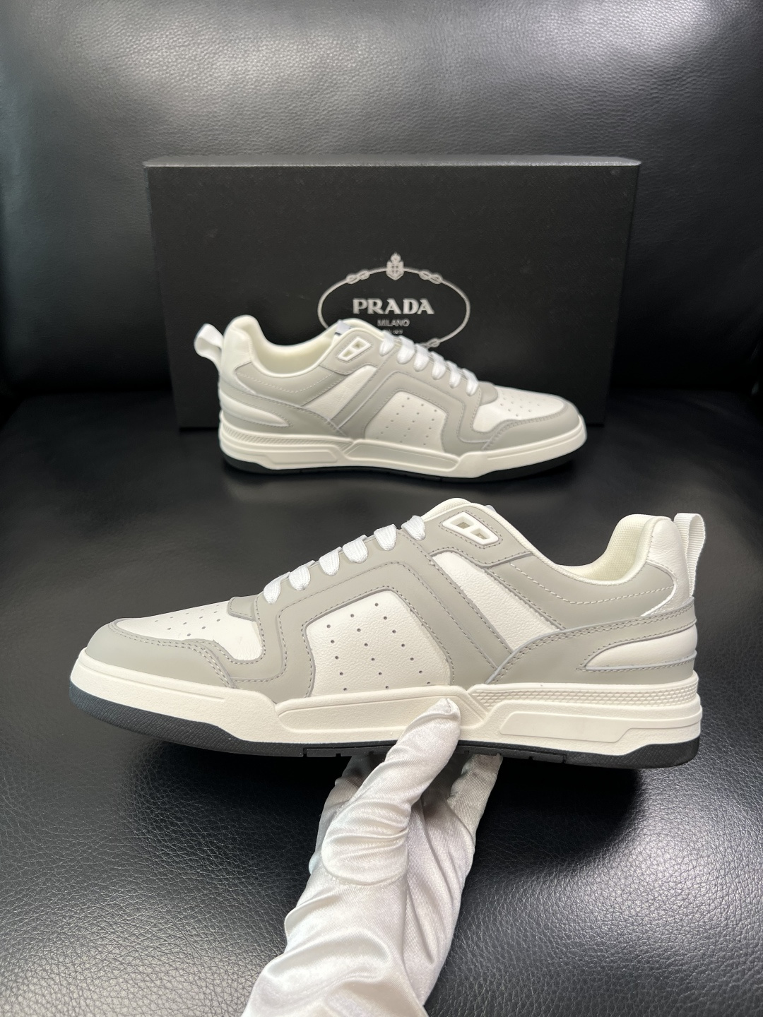PRADA  高品质  顶级工艺品 普拉达 专柜同步 原厂配置，意大利进口原版牛皮，透气舒适进口水染牛里