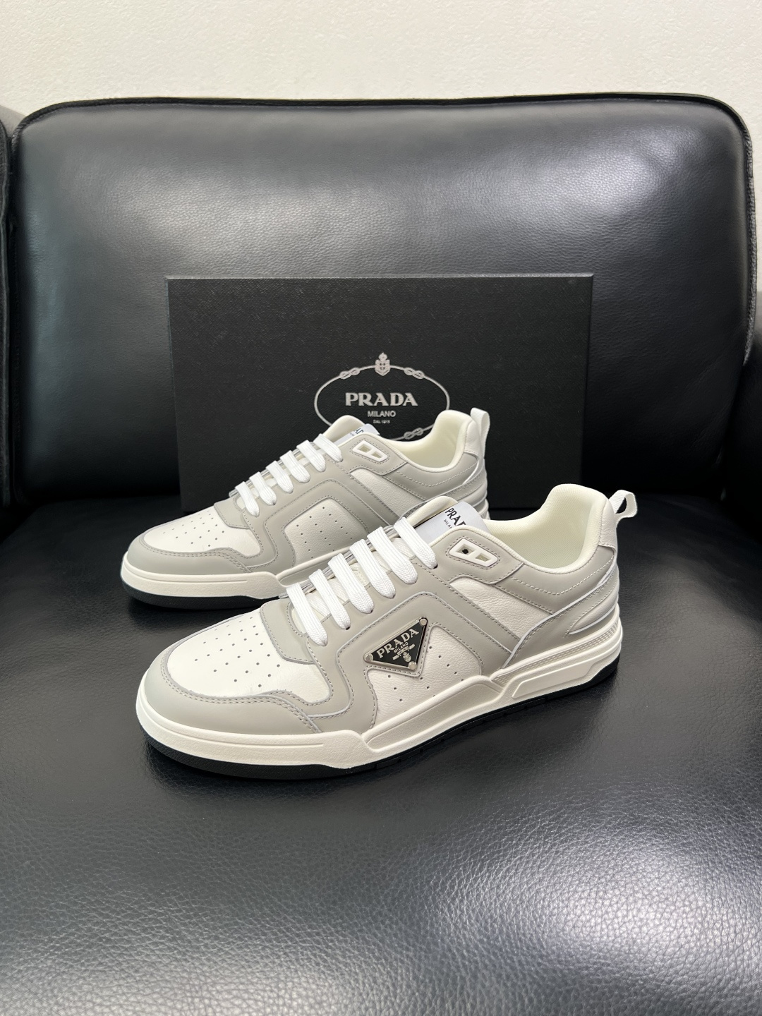PRADA  高品质  顶级工艺品 普拉达 专柜同步 原厂配置，意大利进口原版牛皮，透气舒适进口水染牛里