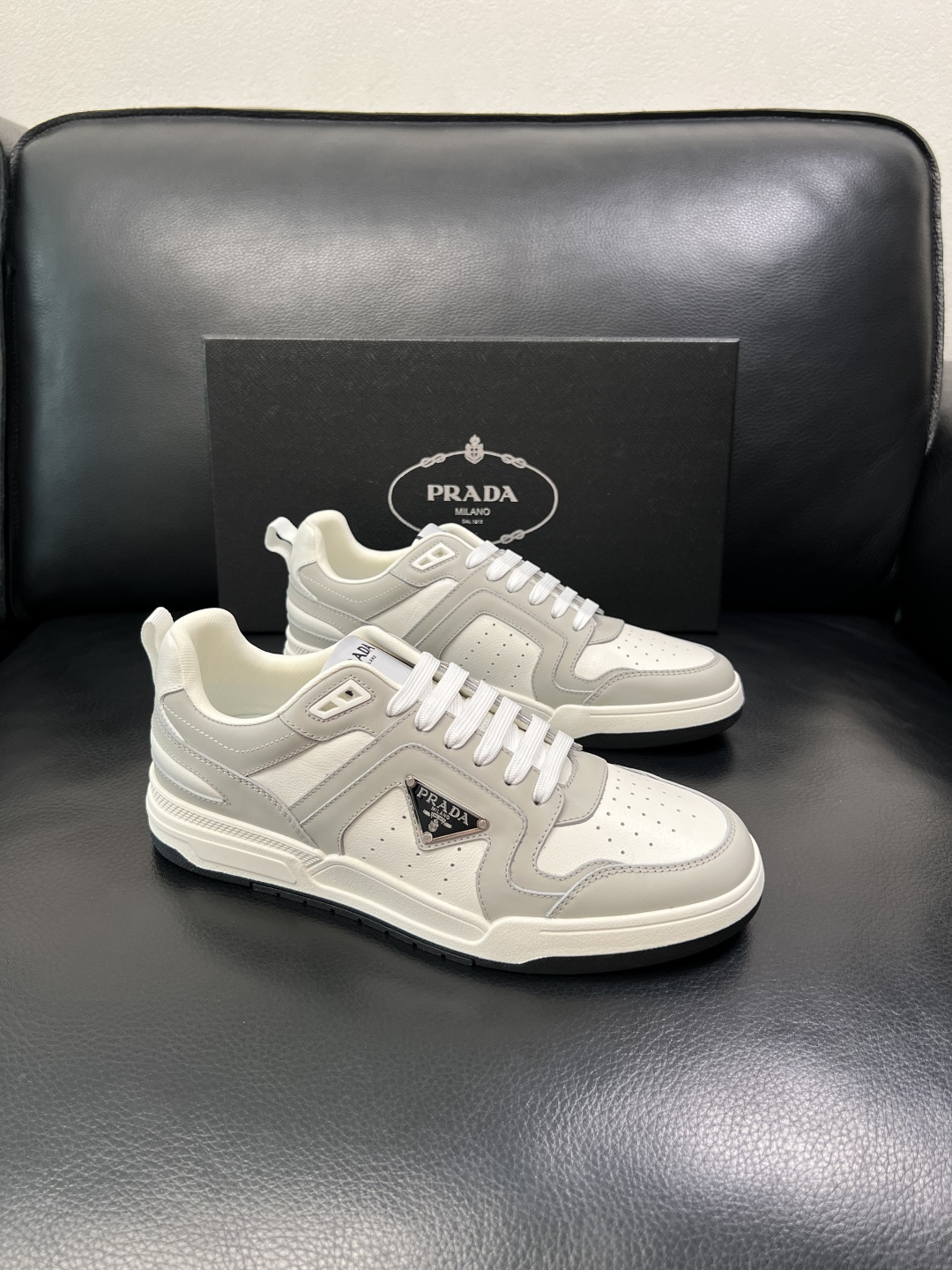PRADA  高品质  顶级工艺品 普拉达 专柜同步 原厂配置，意大利进口原版牛皮，透气舒适进口水染牛里