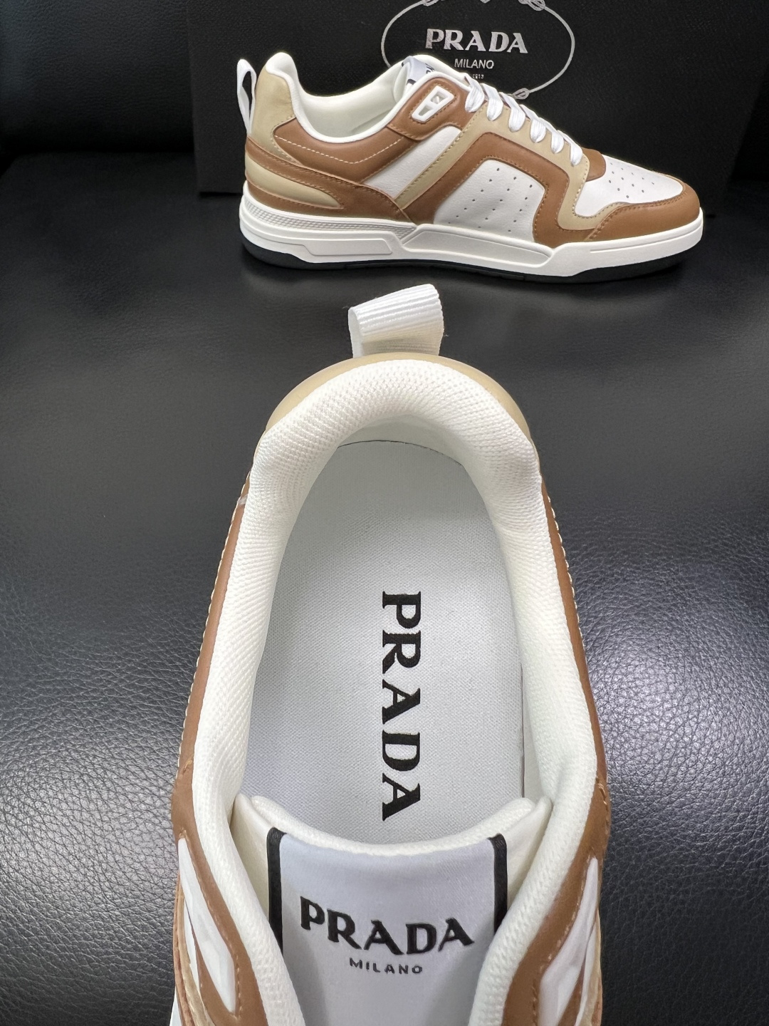 PRADA  高品质  顶级工艺品 普拉达 专柜同步 原厂配置，意大利进口原版牛皮，透气舒适进口水染牛里