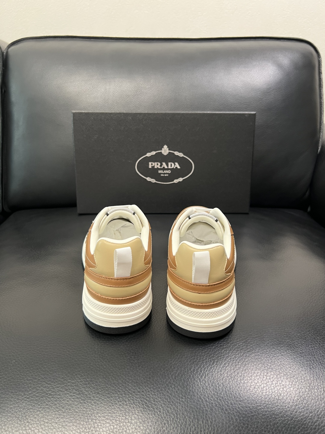 PRADA  高品质  顶级工艺品 普拉达 专柜同步 原厂配置，意大利进口原版牛皮，透气舒适进口水染牛里