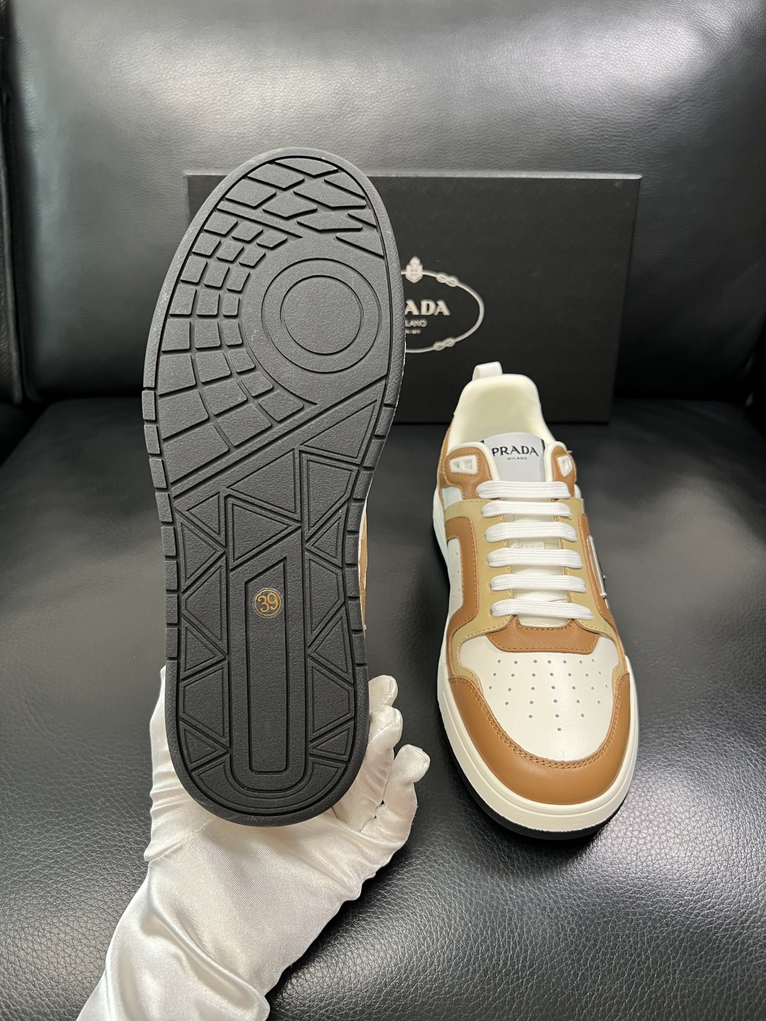 PRADA  高品质  顶级工艺品 普拉达 专柜同步 原厂配置，意大利进口原版牛皮，透气舒适进口水染牛里