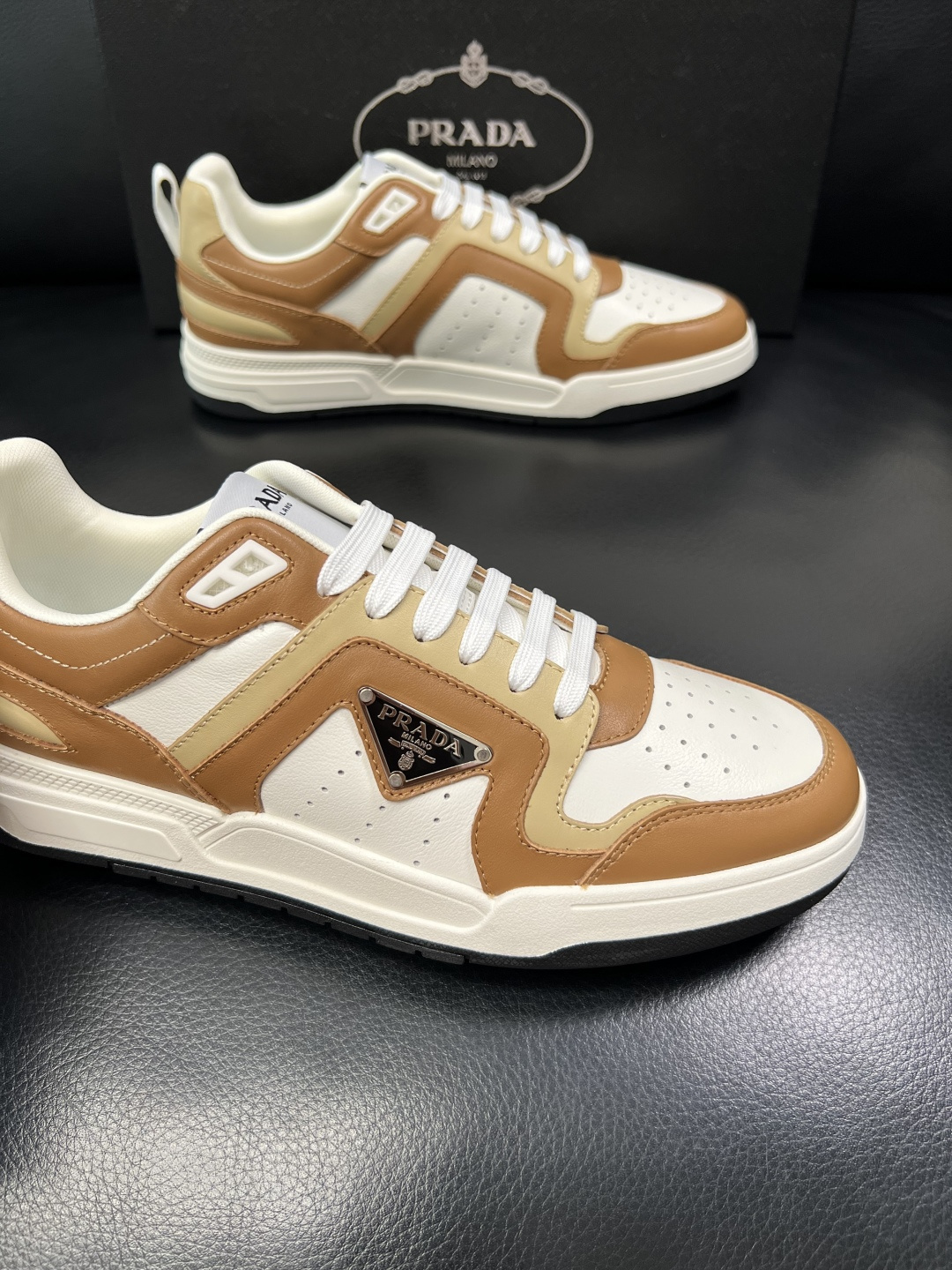PRADA  高品质  顶级工艺品 普拉达 专柜同步 原厂配置，意大利进口原版牛皮，透气舒适进口水染牛里