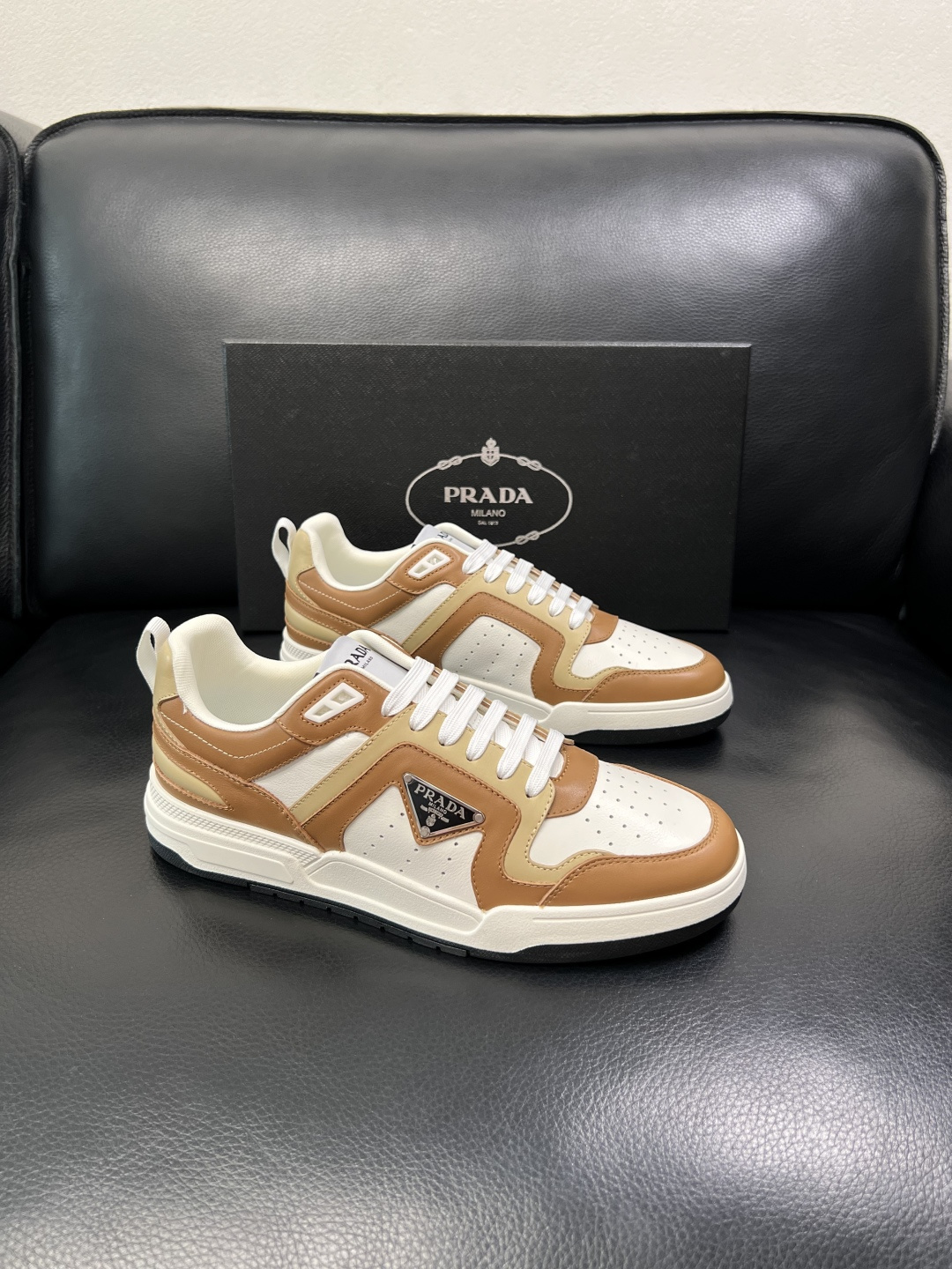 PRADA  高品质  顶级工艺品 普拉达 专柜同步 原厂配置，意大利进口原版牛皮，透气舒适进口水染牛里
