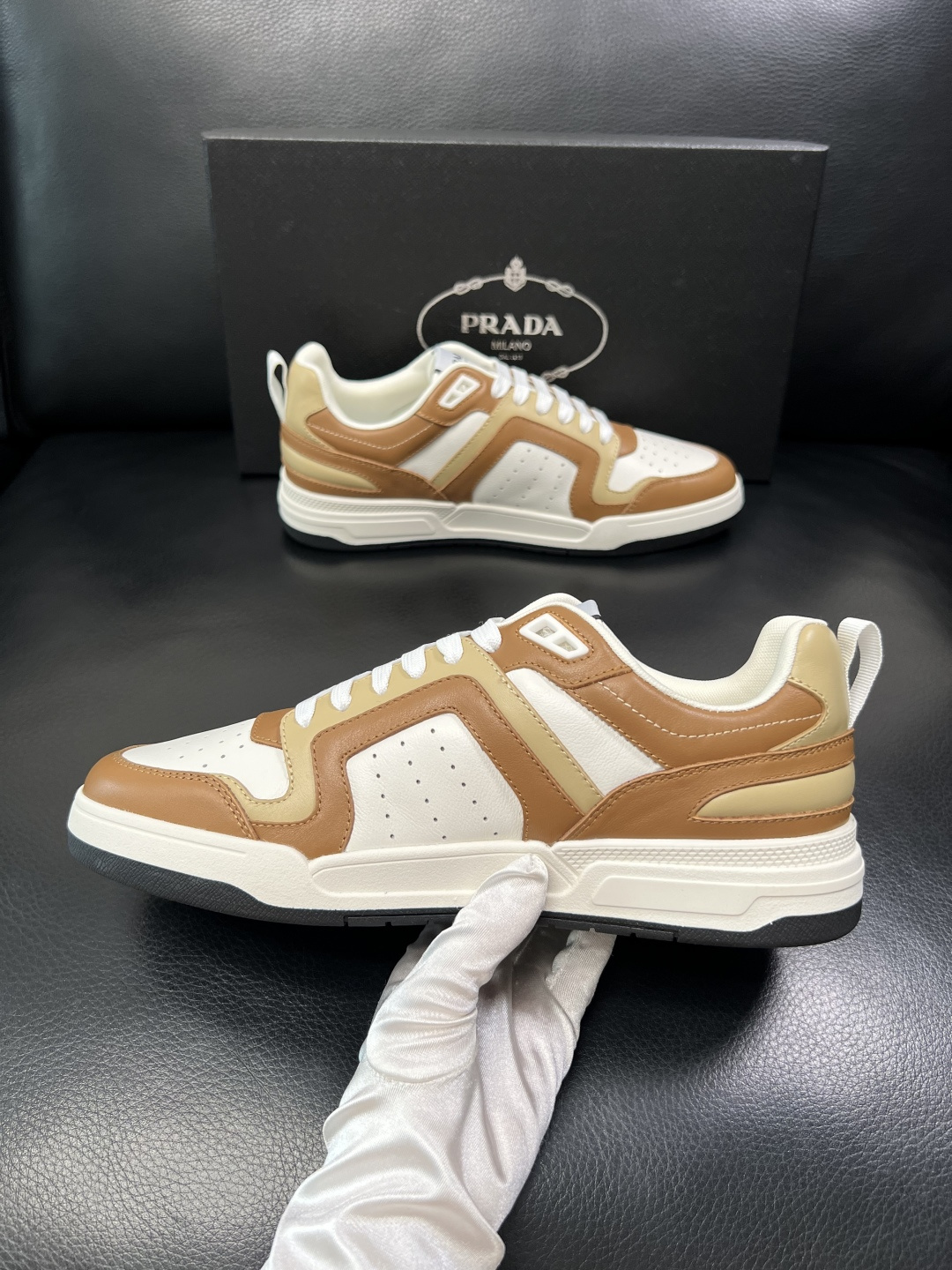 PRADA  高品质  顶级工艺品 普拉达 专柜同步 原厂配置，意大利进口原版牛皮，透气舒适进口水染牛里