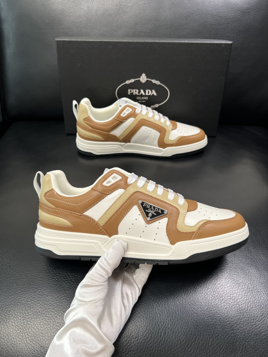 PRADA  高品质  顶级工艺品 普拉达 专柜同步 原厂配置，意大利进口原版牛皮，透气舒适进口水染牛里