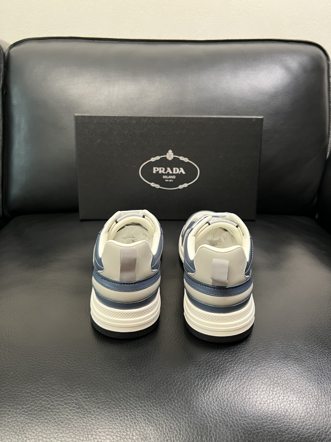 PRADA  高品质  顶级工艺品 普拉达 专柜同步 原厂配置，意大利进口原版牛皮，透气舒适进口水染牛里