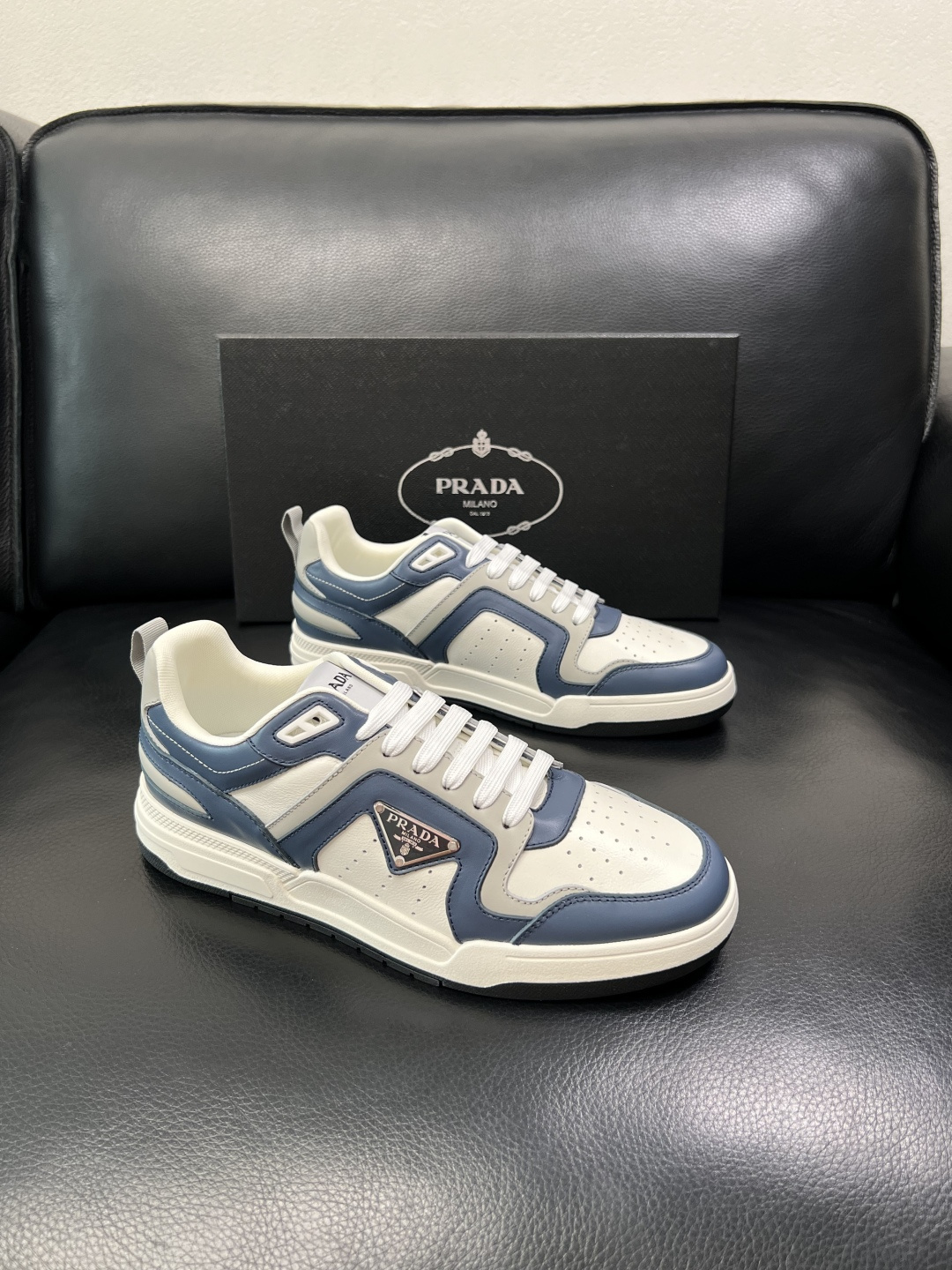 PRADA  高品质  顶级工艺品 普拉达 专柜同步 原厂配置，意大利进口原版牛皮，透气舒适进口水染牛里