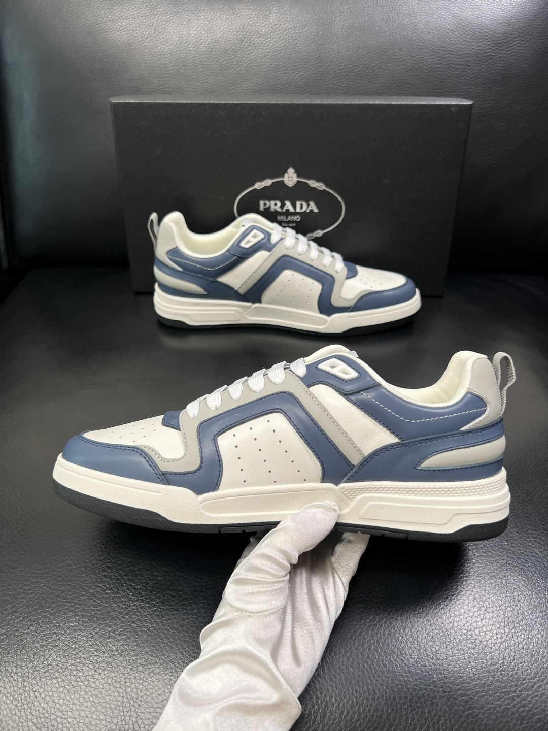 PRADA  高品质  顶级工艺品 普拉达 专柜同步 原厂配置，意大利进口原版牛皮，透气舒适进口水染牛里
