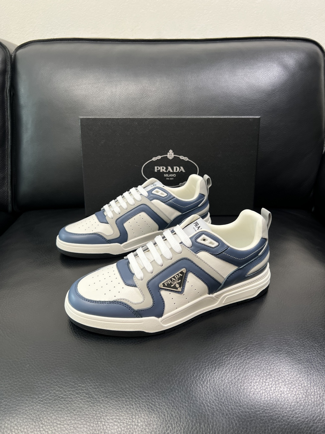 PRADA  高品质  顶级工艺品 普拉达 专柜同步 原厂配置，意大利进口原版牛皮，透气舒适进口水染牛里