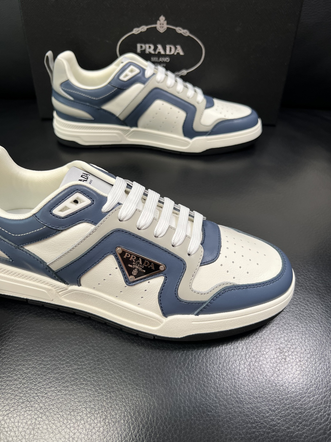 PRADA  高品质  顶级工艺品 普拉达 专柜同步 原厂配置，意大利进口原版牛皮，透气舒适进口水染牛里