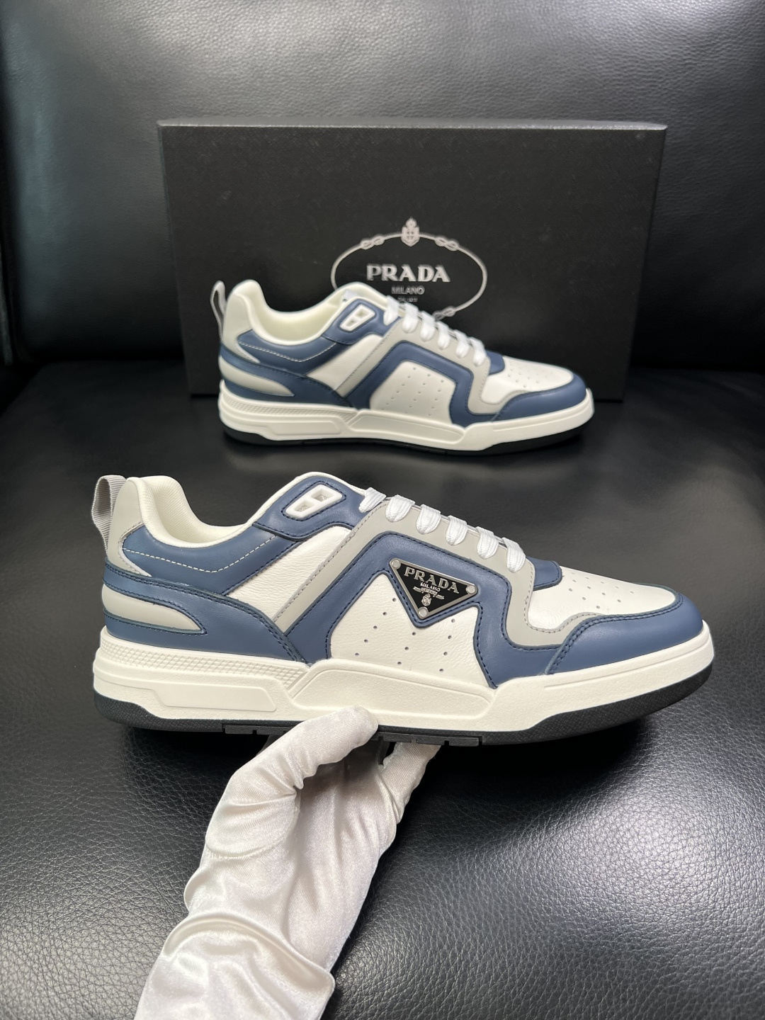 PRADA  高品质  顶级工艺品 普拉达 专柜同步 原厂配置，意大利进口原版牛皮，透气舒适进口水染牛里