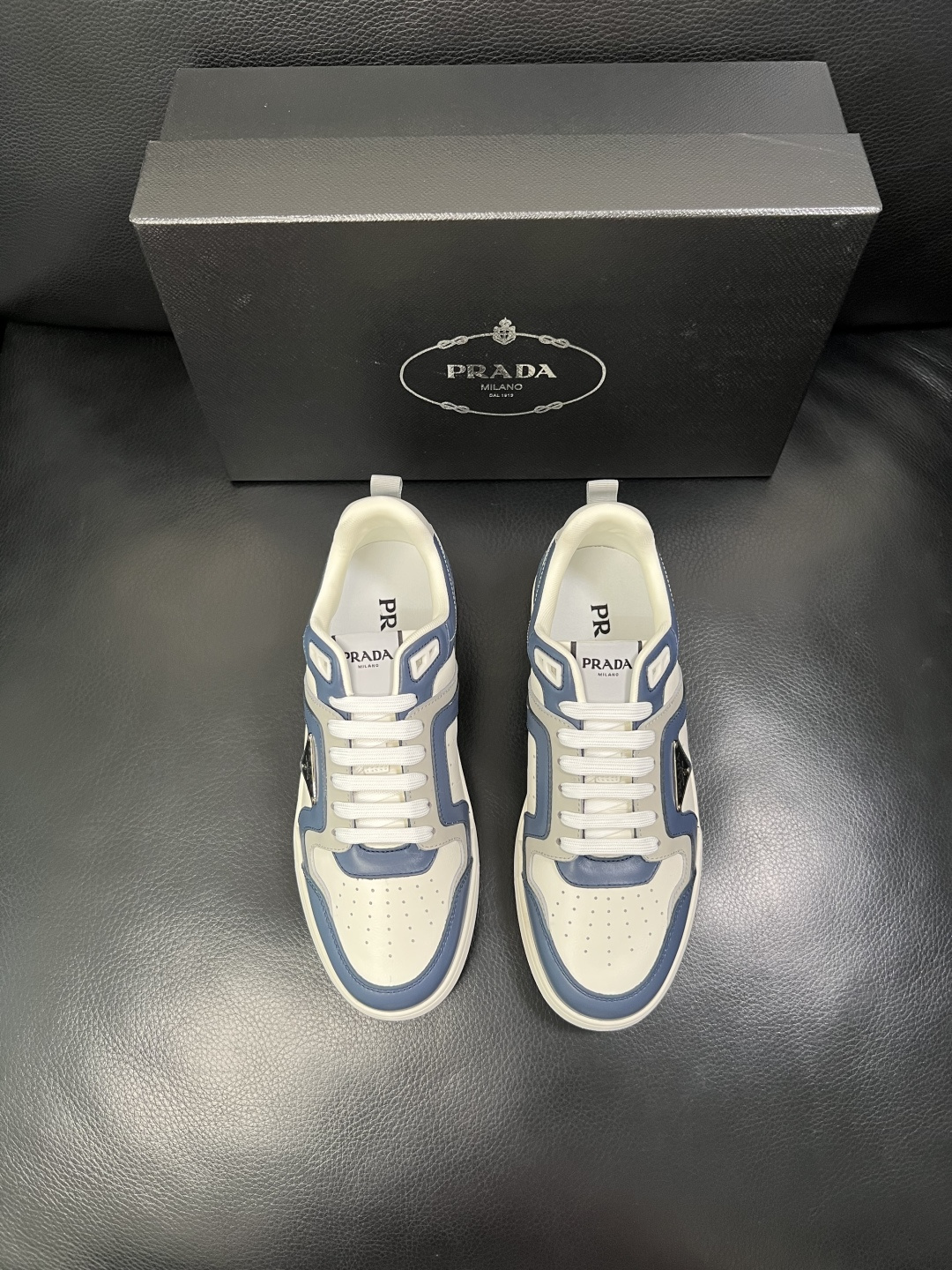 PRADA  高品质  顶级工艺品 普拉达 专柜同步 原厂配置，意大利进口原版牛皮，透气舒适进口水染牛里